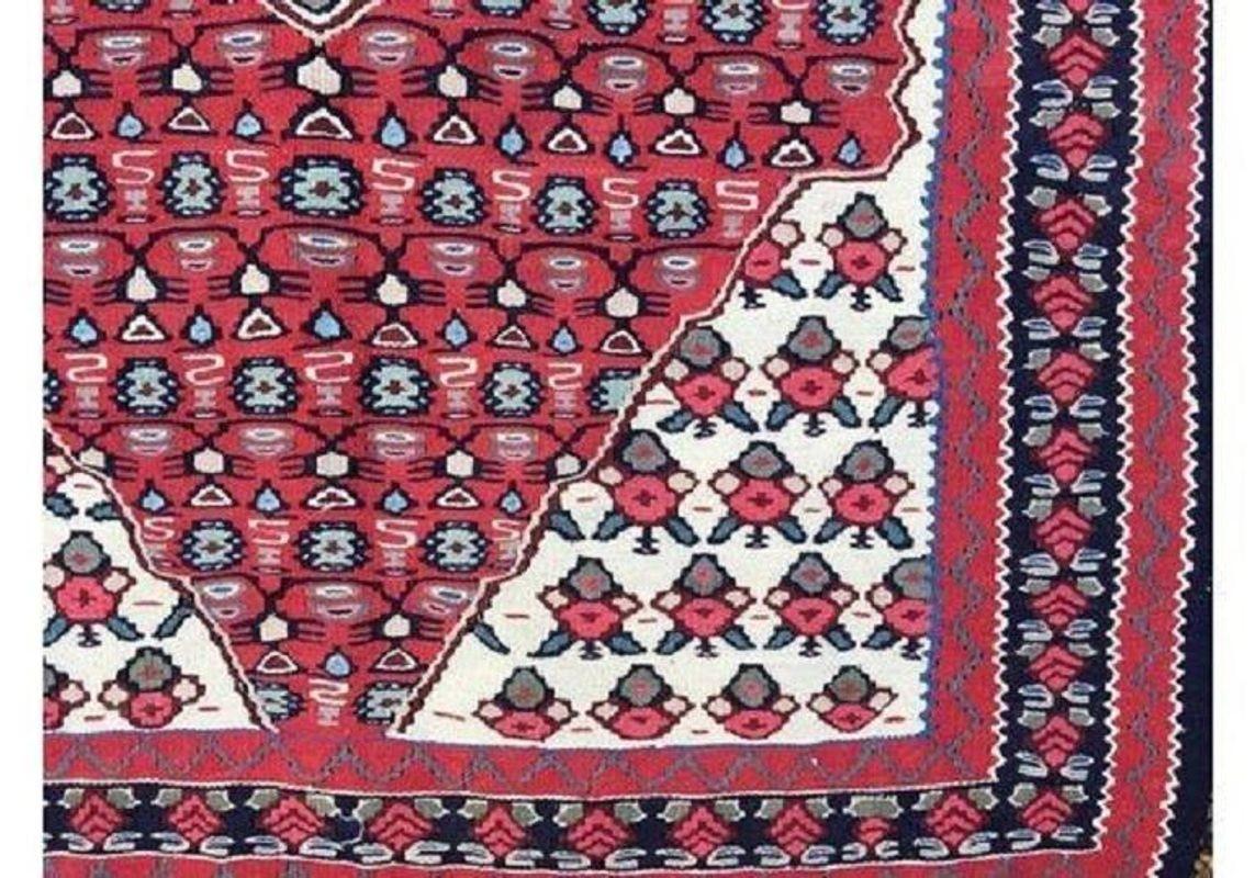 A lovely Senneh kilim, handwoven circa 1970 with a beautiful red field and interesting stylised flower motif. A really nice kilim!
Size: 1.70m x 1.12m (5ft 7in x 3ft 8in)
This kilim is in good condition with minimal wear. Fringes and selvedges are