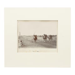 Fotografia d'epoca in seppia sulla posa di una tenda, coloniale