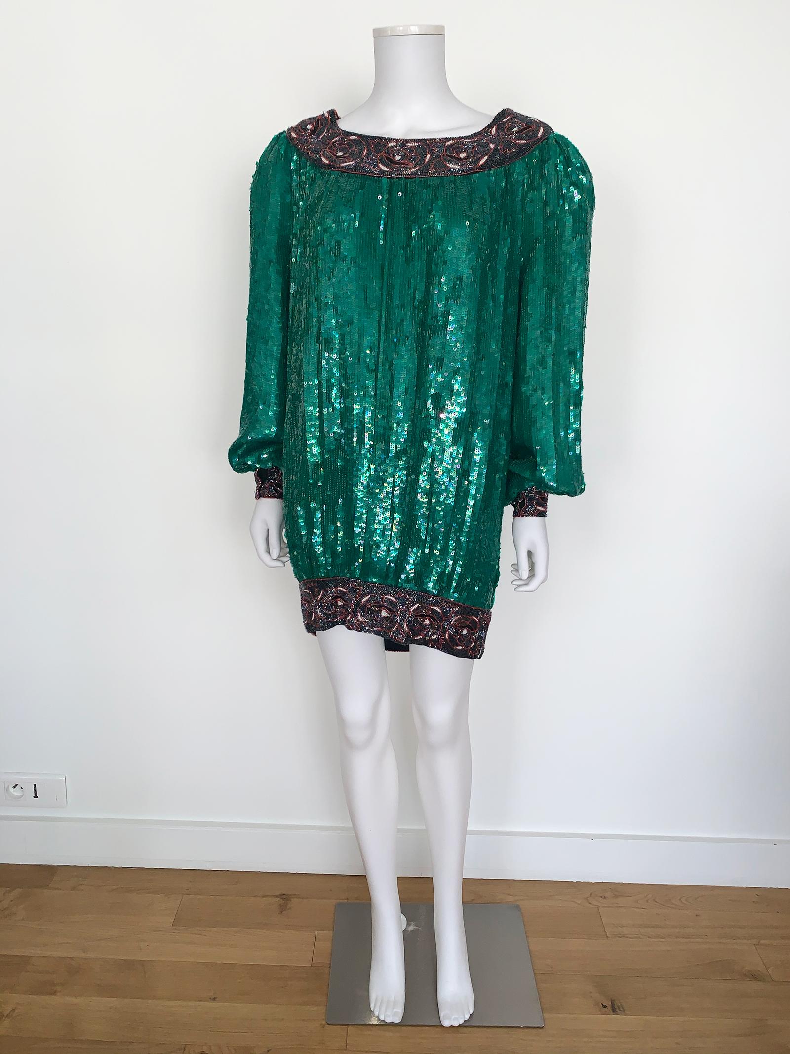 Vintage dress full sequin 
- Long Sleeves
- Mini Dress 
- Sequin allover the dress and Pearl at the collar, the bottom and the bottom of sleeves
- Ballon sleeves and shoulder pads 
- Very good condition 
- Size M 
- True vintage dress 