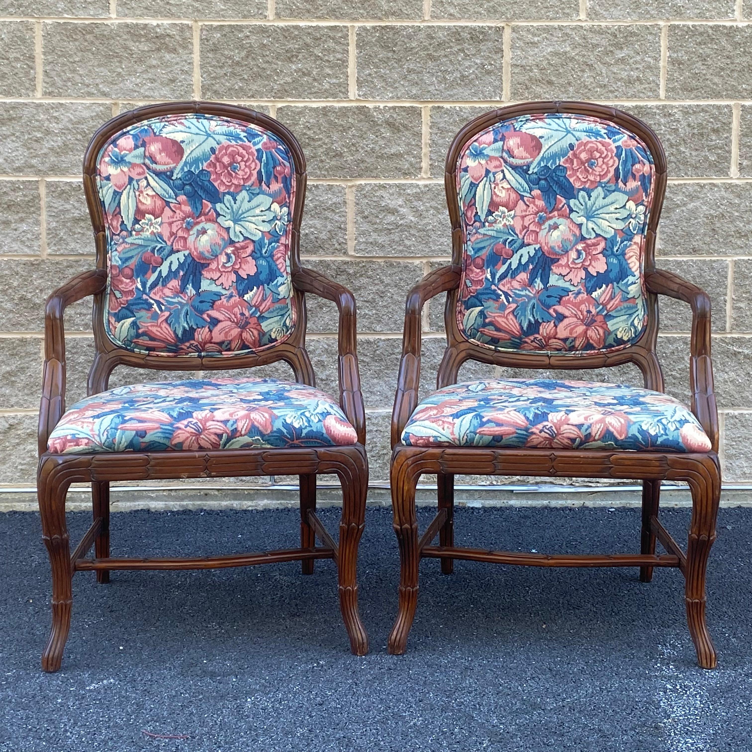 Una coppia di poltrone vintage intagliate di alta qualità con tappezzeria floreale vintage.
Importato dalla Spagna.