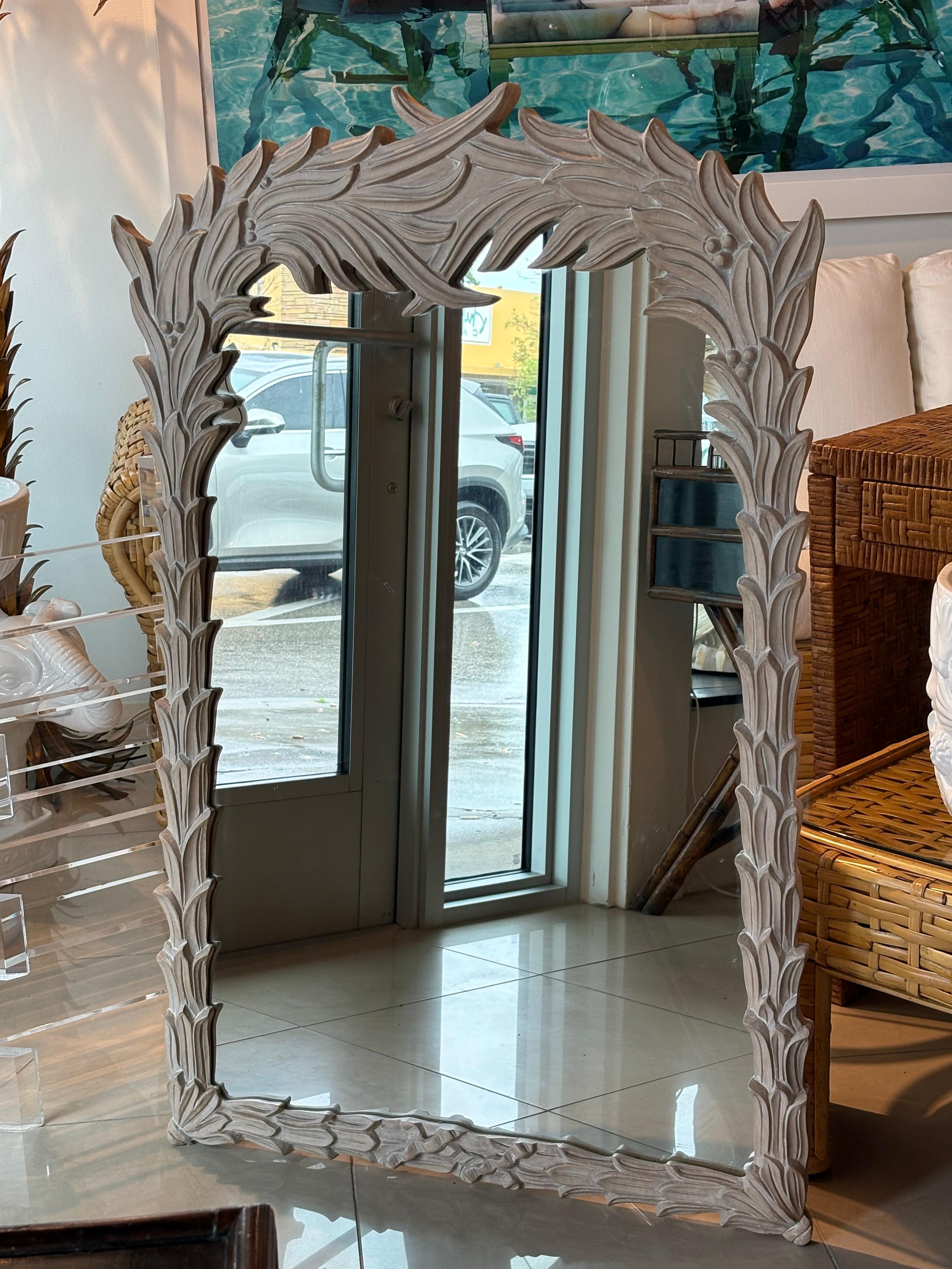 Schöner Palm Beach Vintage tropische Palme Wedel Baum Blätter Wandspiegel im Stil von Serge Roche. Schöner cremefarbener, hellbrauner Holzton in Originalfarbe. Wird aufhängefertig geliefert. Abmessungen: 49 H x 31,5 B x 1,75 T. Ein kleiner Kratzer
