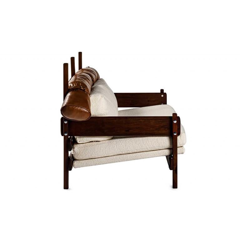 Dérivé naturel du fauteuil homonyme, le canapé Tonico apporte la même solution de confort avec un rouleau assez large pour soutenir la tête. Dans le canapé, il est attaché et il a des pattes arrière intermédiaires en raison de sa longueur.