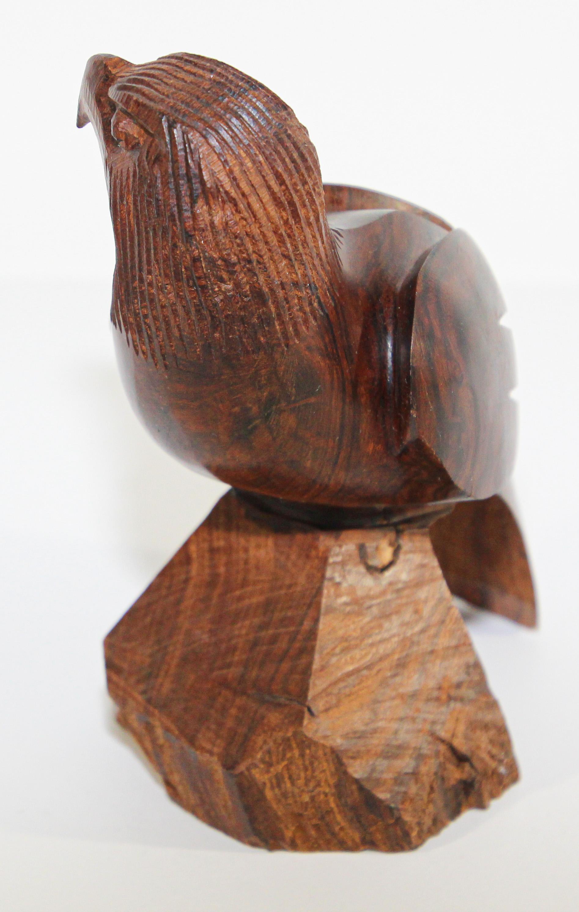 Sculpté à la main Sculpture vintage d'un aigle américain sculpté dans du bois de fer série en vente
