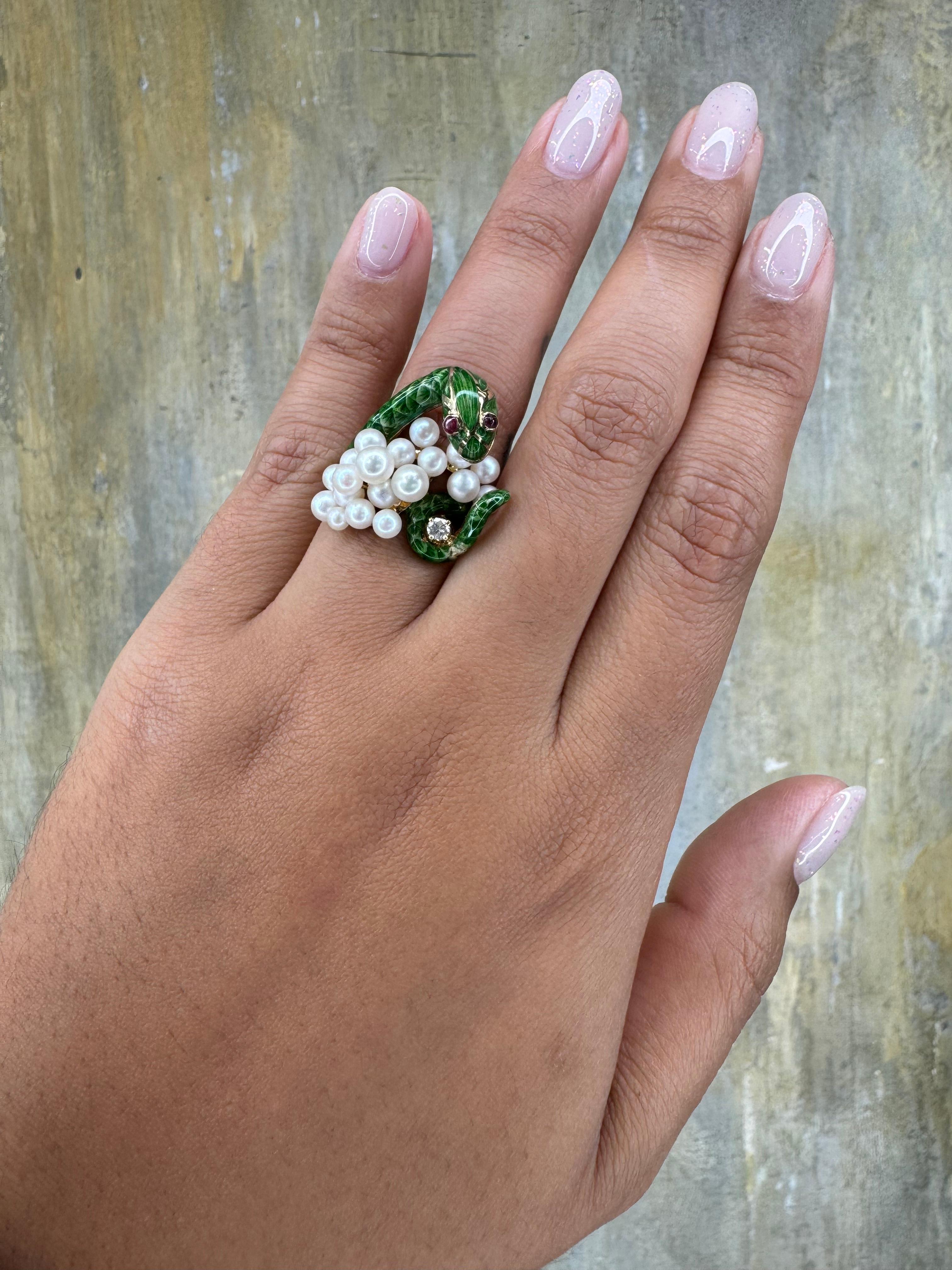 Anillo Vintage Serpiente Oro Amarillo 18k Diamantes Rubíes Perlas y Esmalte Verde en Bueno Estado en MIAMI, FL