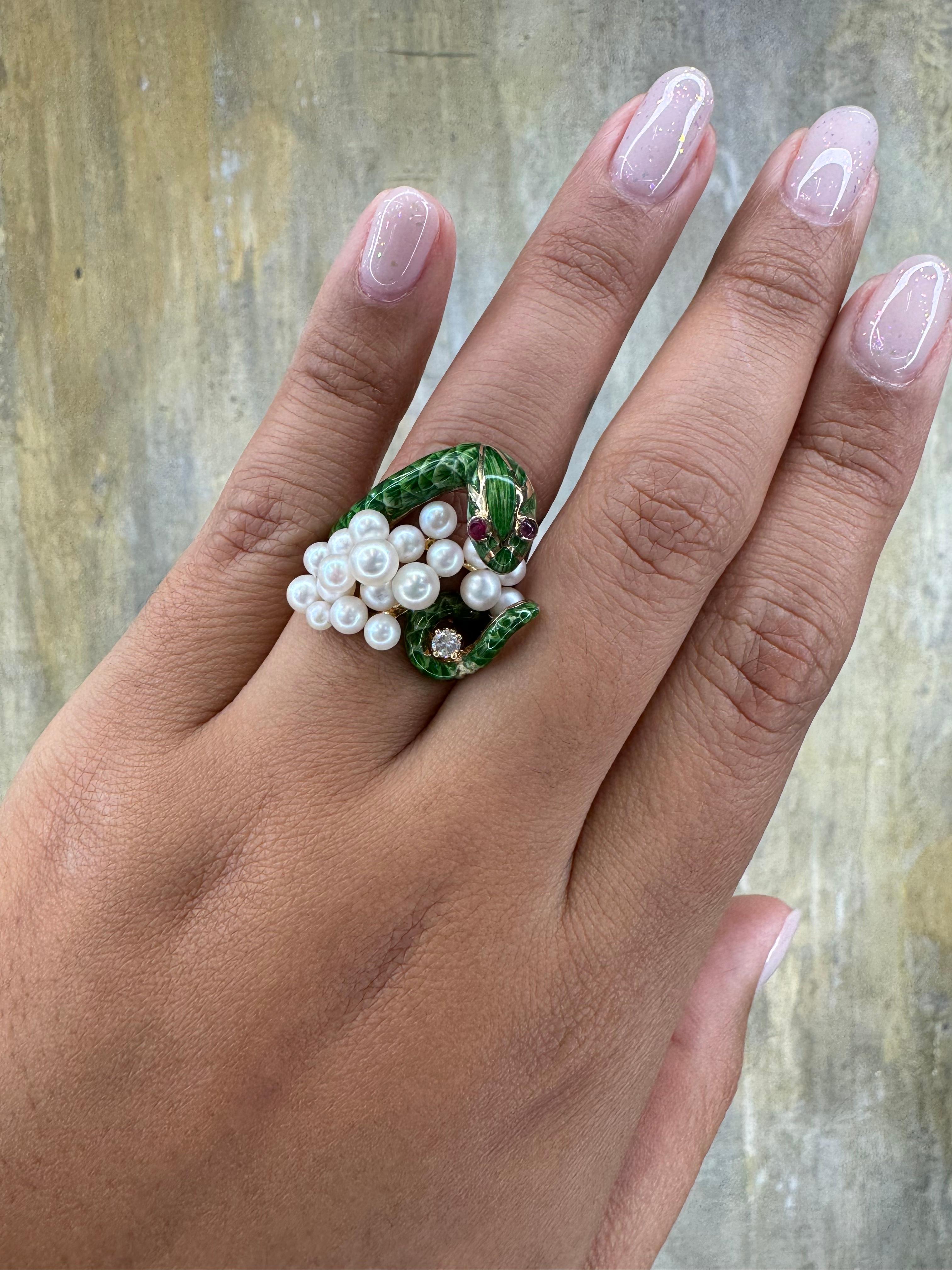 Femenino o masculino Anillo Vintage Serpiente Oro Amarillo 18k Diamantes Rubíes Perlas y Esmalte Verde