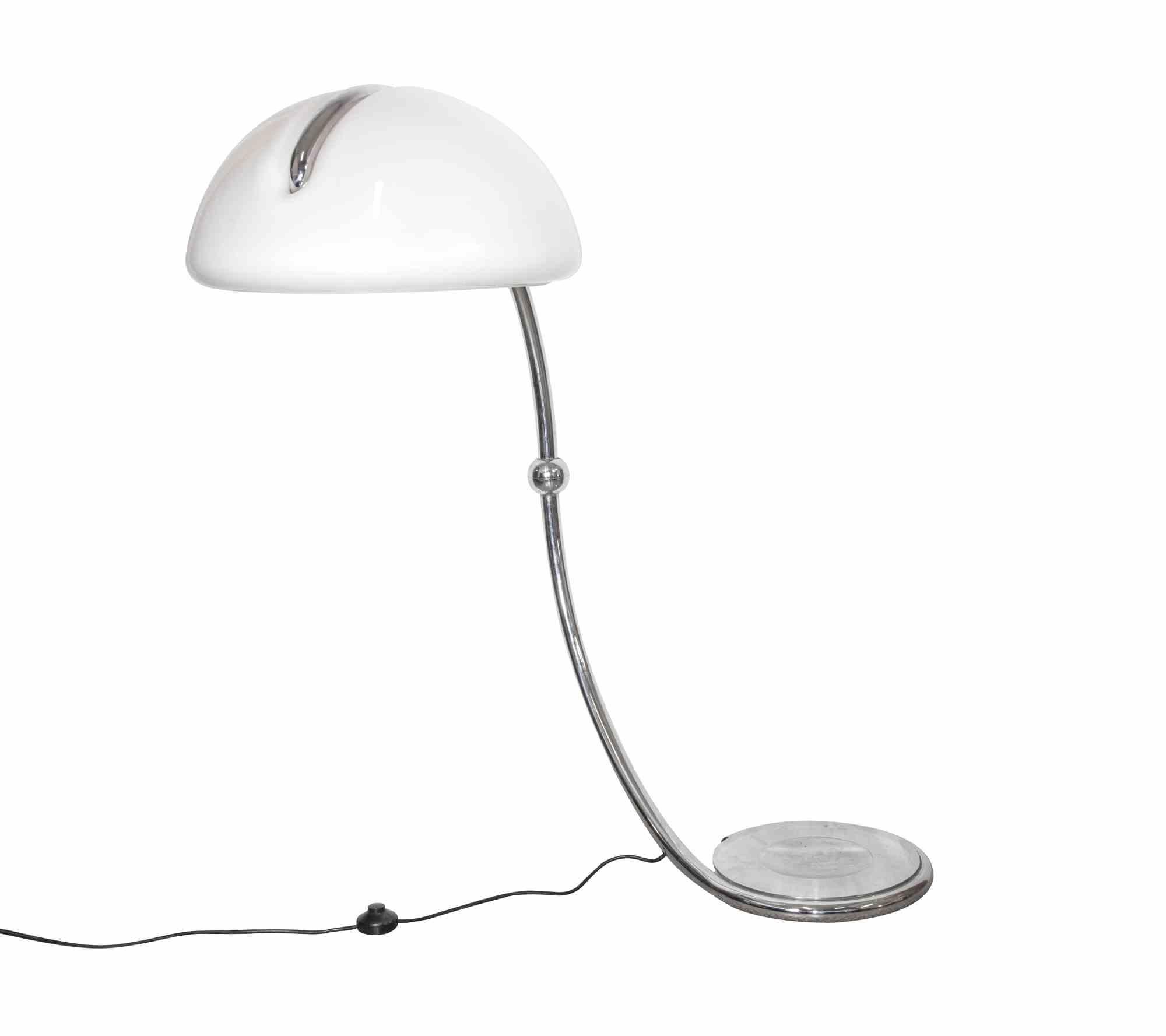 Serpente table lamp is an original design lamp made in Italy.

Cult object of design, this lamp was created by Elio Martinelli in the 1970s.

This glass table lamp or office lamp with broadcasts light is orientable thanks to his articulated