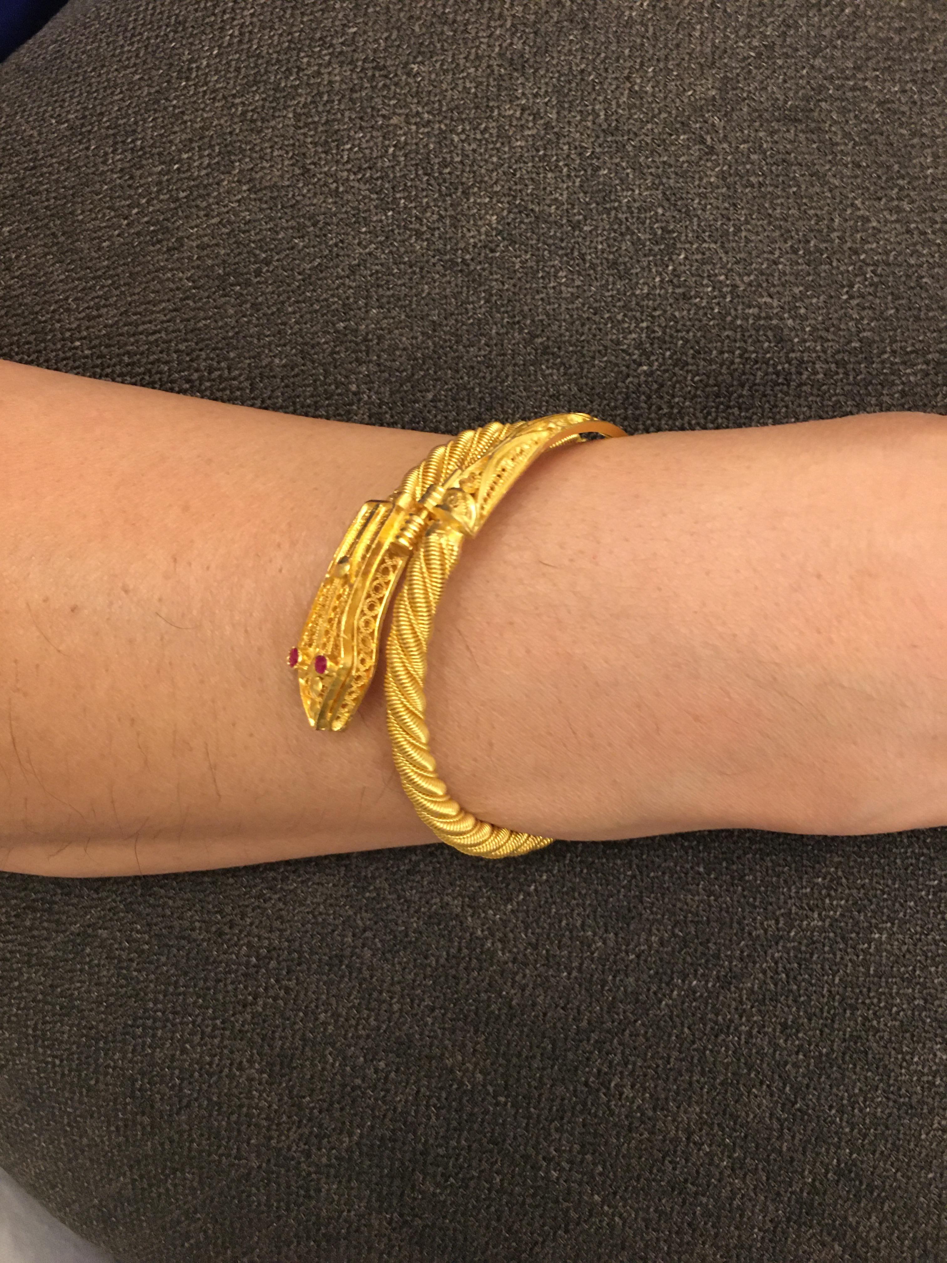 Taille ronde Serpenti Bracelet manchette vintage en or massif 21 carats datant du début des années 1960 en vente