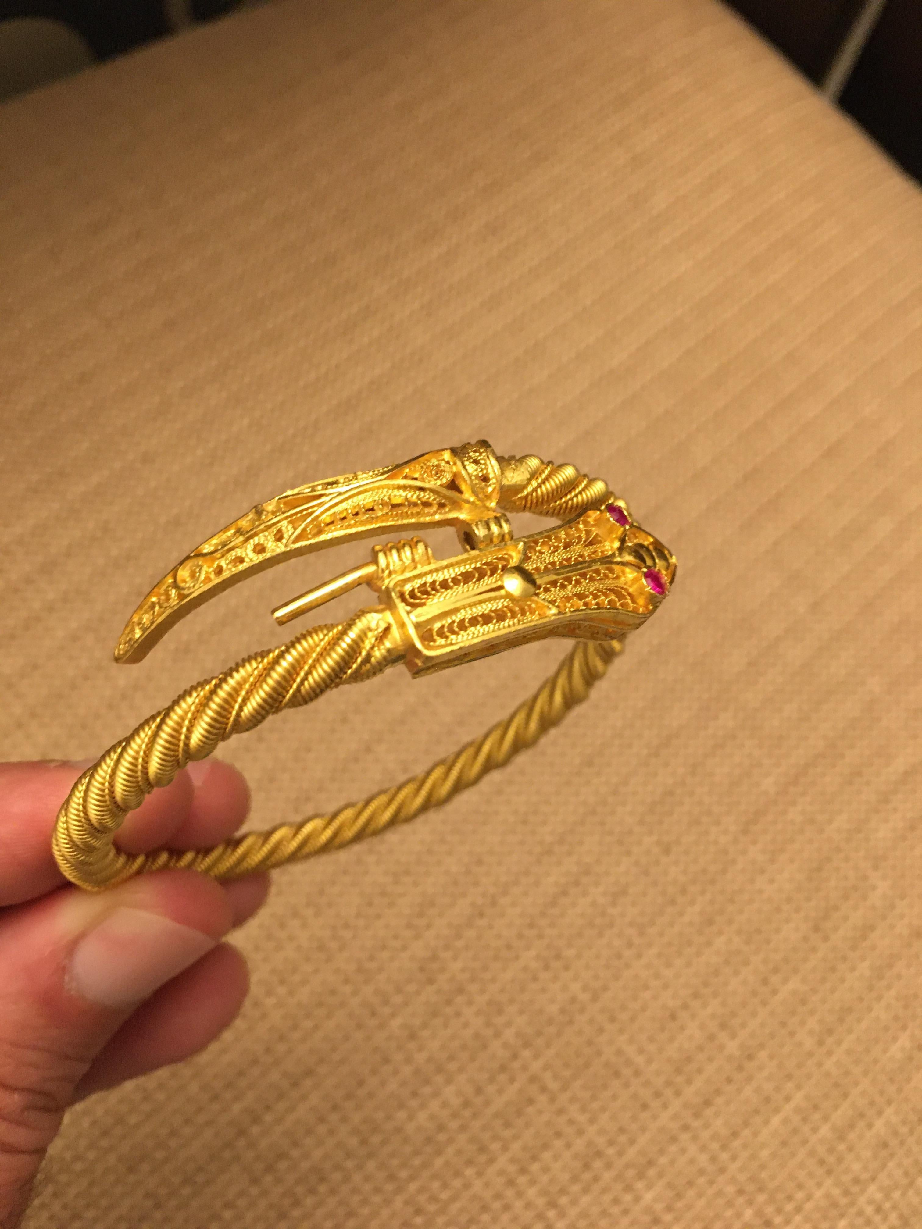 Rétro Serpenti Bracelet manchette vintage en or massif 21 carats datant du début des années 1960 en vente