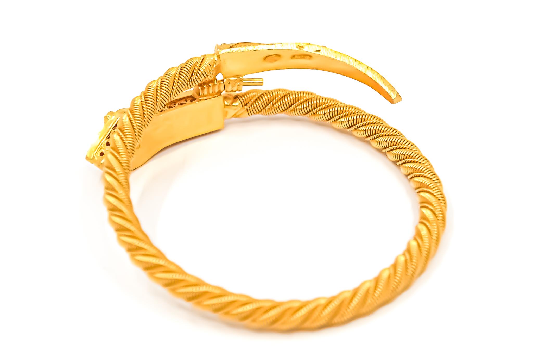 Bracelet manchette vintage Serpenti en or jaune massif 21 carats datant du début des années 1960. Les yeux du serpenti sont des pierres semi-précieuses à taille ronde. Cette pièce a été portée en très peu d'occasions et a été conservée intacte dans