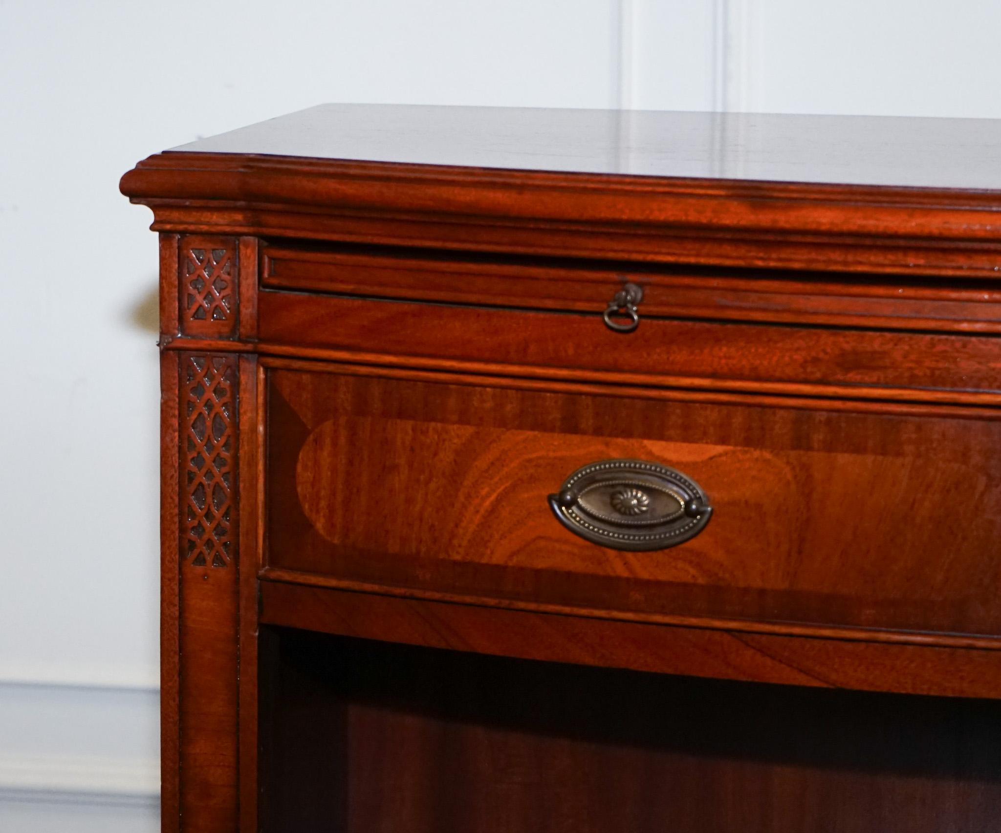 VINTAGE SERPENTINE BOW FRONT DWARF OPEN BOOKCASE WiTH TWO DRAWERS BY WADE For Sale 4