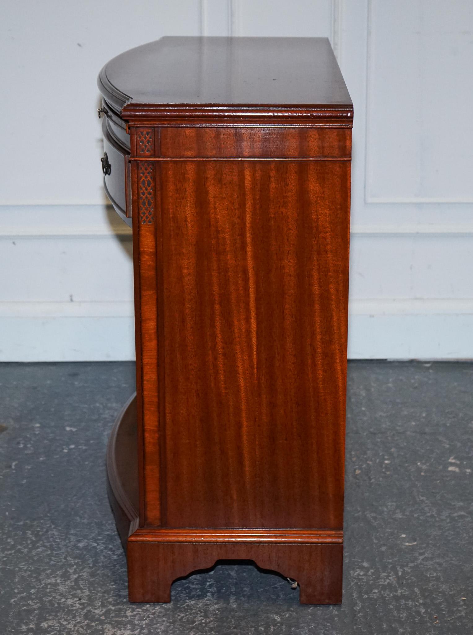 VINTAGE SERPENTINE BOW FRONT DWARF OPEN BOOKCASE WiTH TWO DRAWERS BY WADE For Sale 6