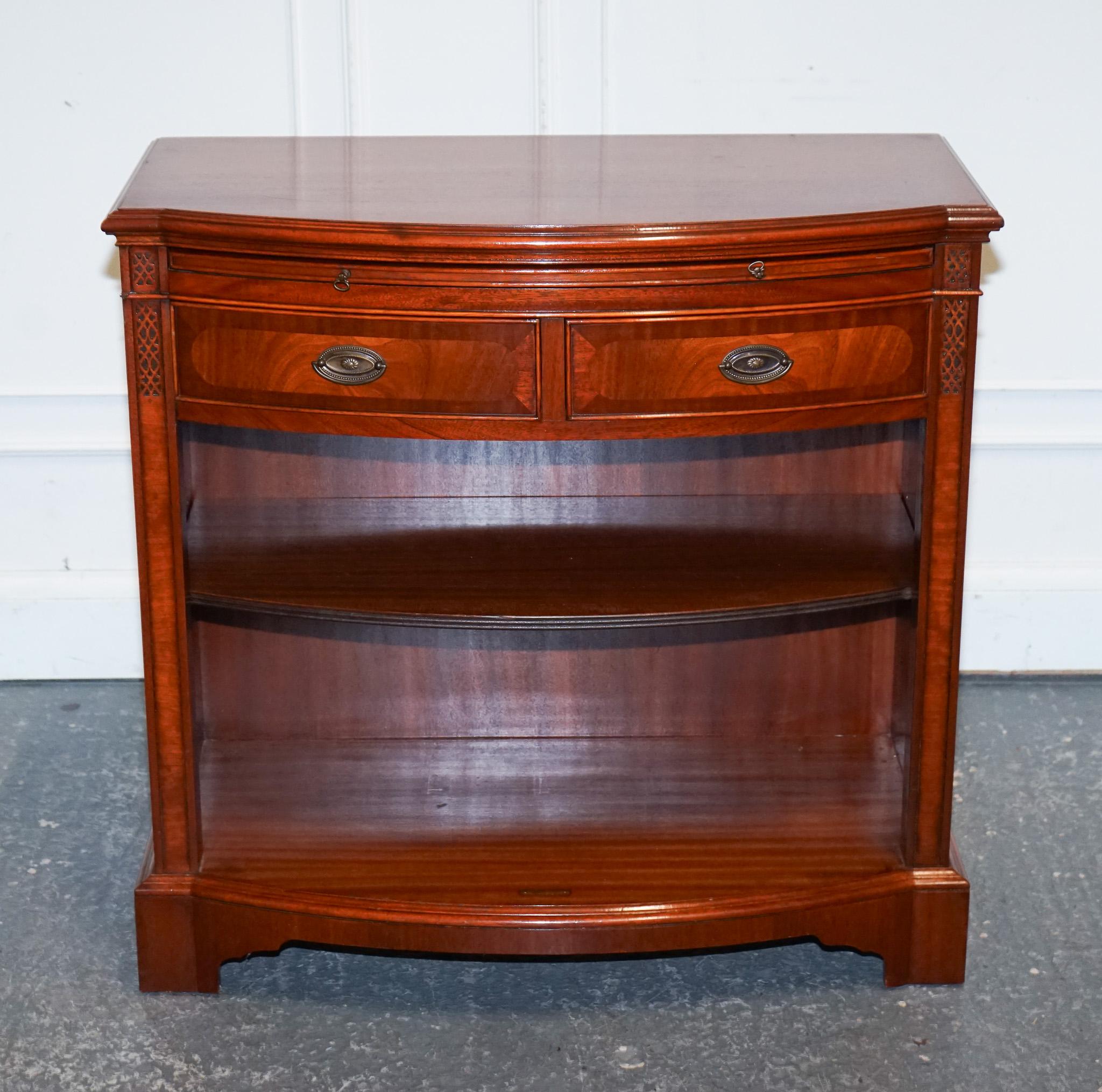 Antiques of London

We are delighted to offer for sale this  Vintage Serpentine Bow Front Dwarf Open Bookcase.

It is a charming and functional piece of furniture, a testament to the quality and craftsmanship of Wade Furniture. This is a dwarf open