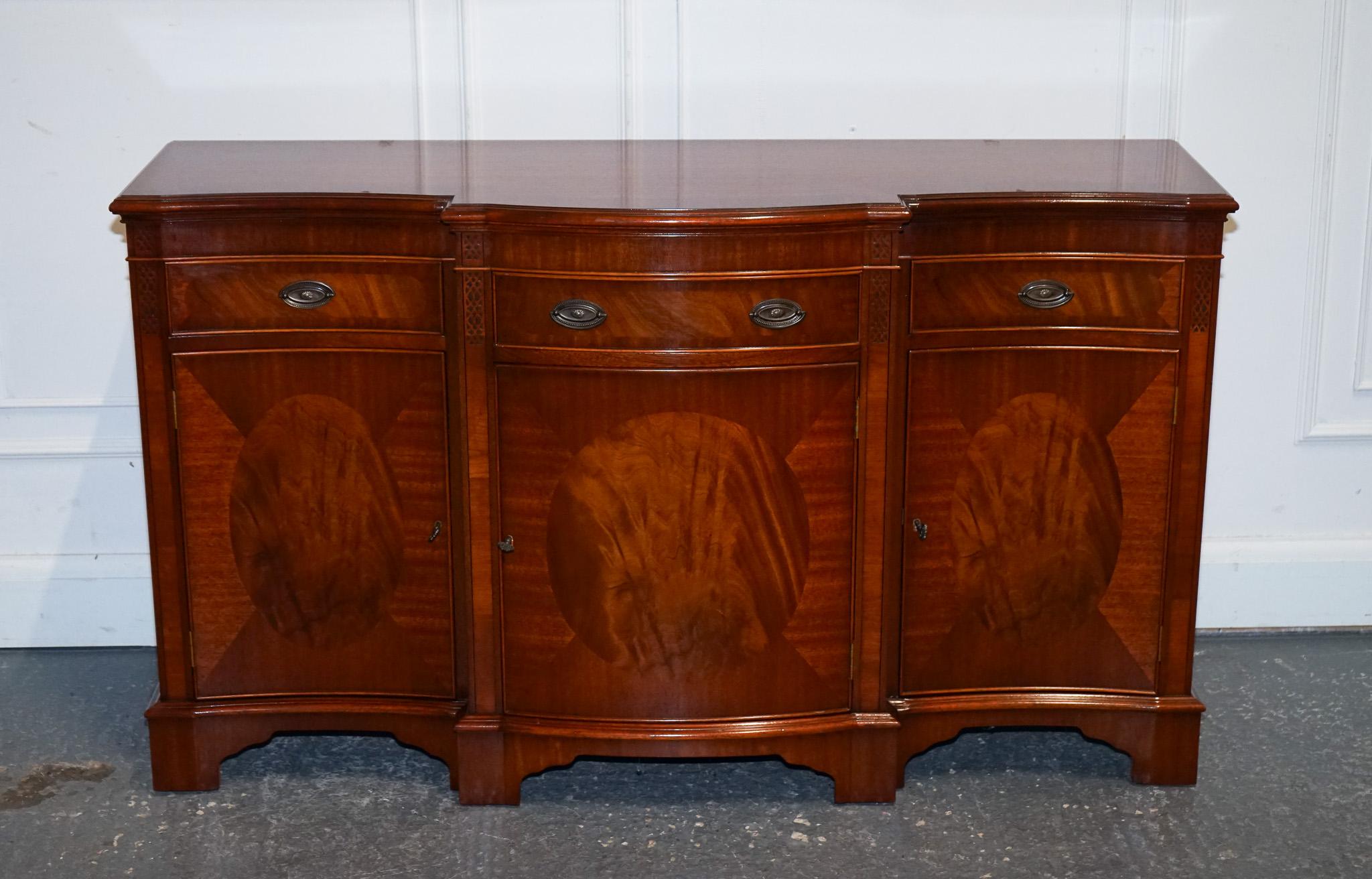 Antiquariato di Londra



Siamo lieti di offrire in vendita questa credenza vintage Serpentine Bow Front di Wade Furniture.

È un pezzo bello e funzionale che emana un'eleganza classica. È un pezzo forte progettato per aggiungere stile e spazio a