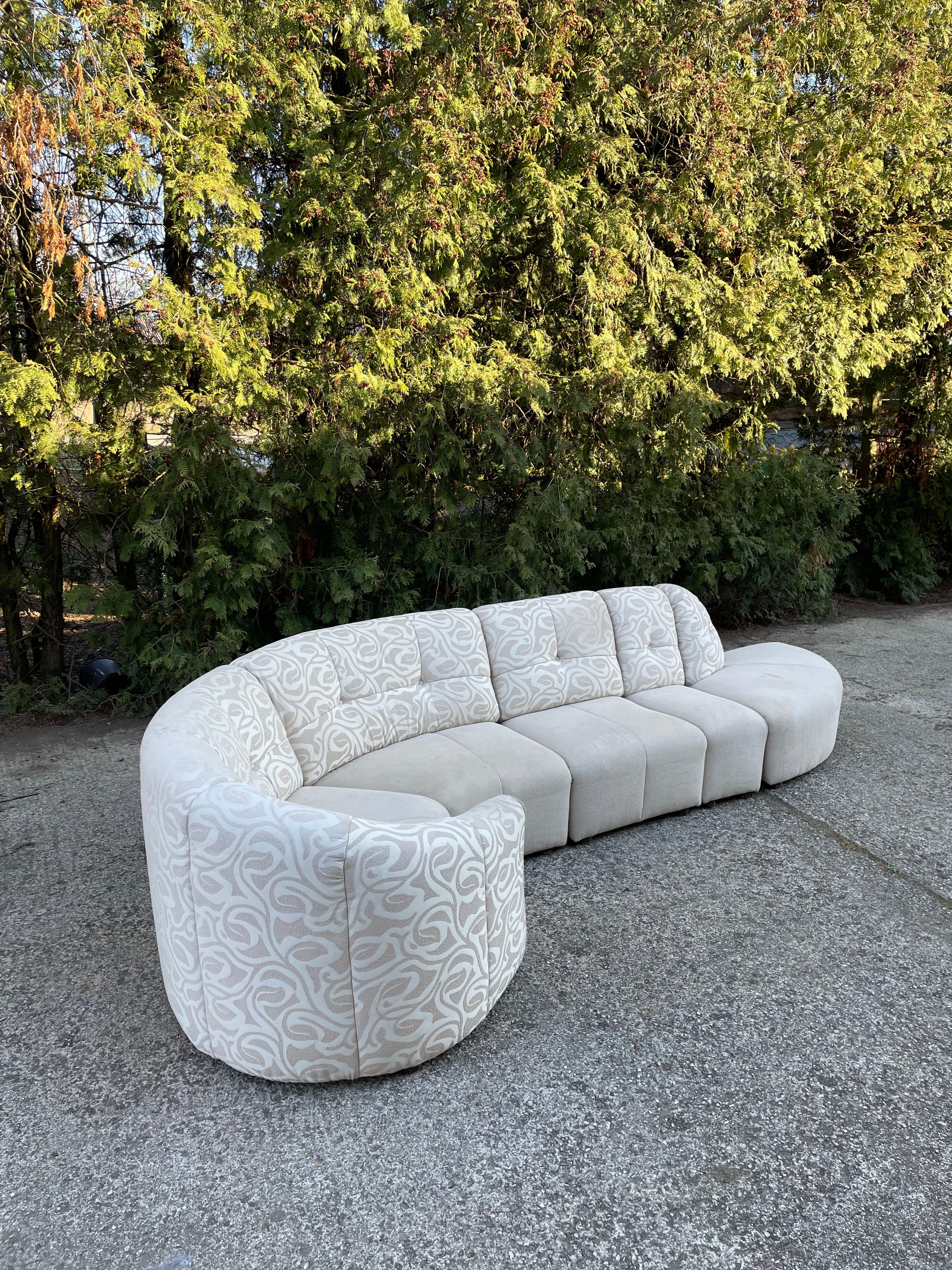 Custom made sectional curved sofa from the 1980s

Nice organic serpentine-shape form in the manner of Vladimir Kagan

The fabric is in good condition but needs updating. There are some traces of cosmetic wear and a few small stains. It's in