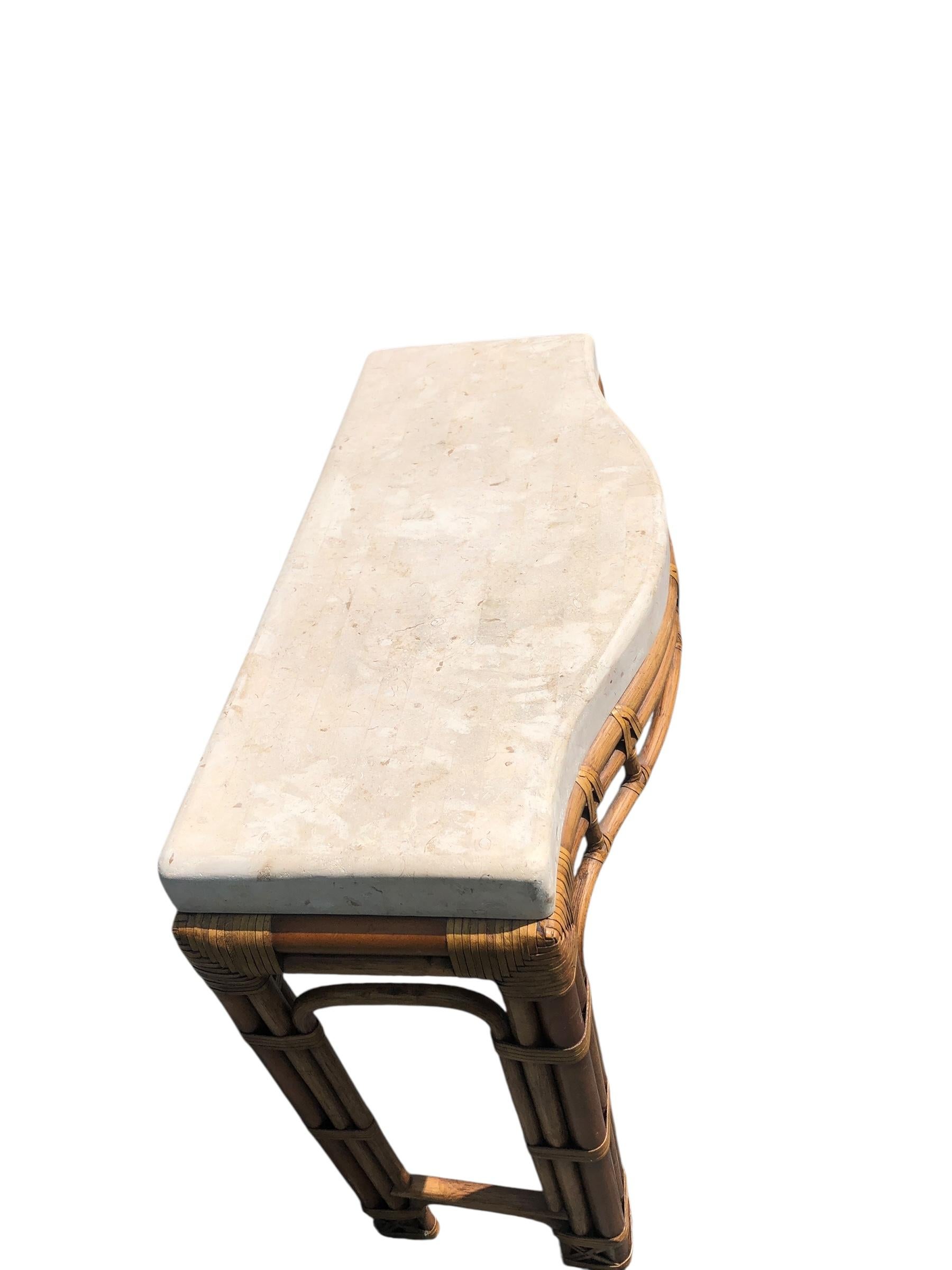 Console vintage en rotin serpentin avec plateau en fausse pierre en vente 3