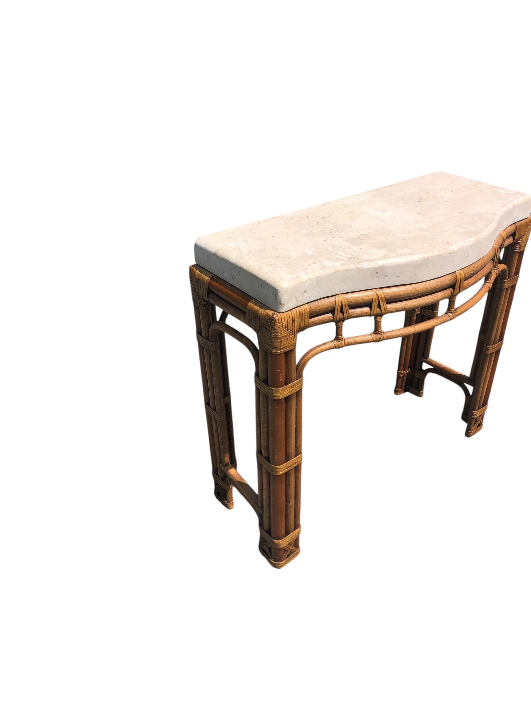 Console vintage en rotin serpentin avec plateau en fausse pierre en vente 4