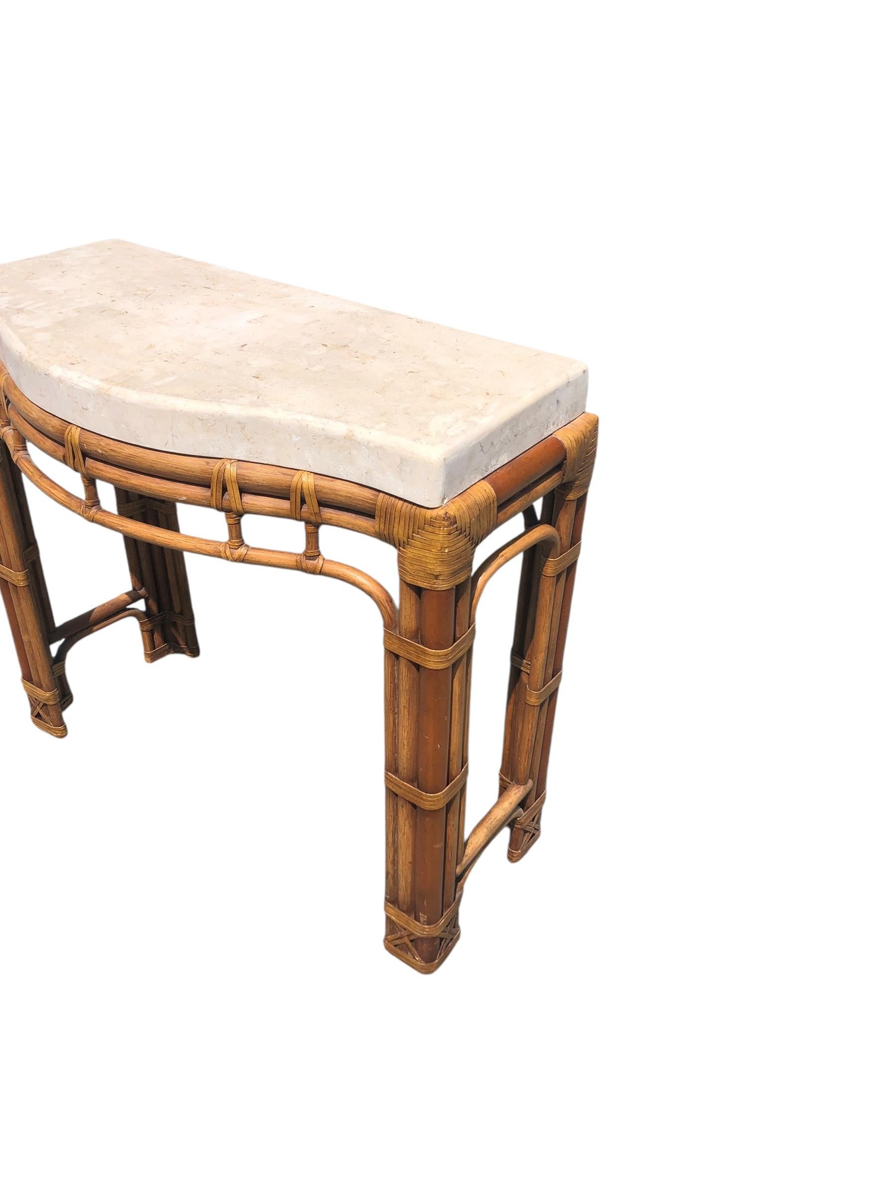Console vintage en rotin serpentin avec plateau en fausse pierre en vente 5