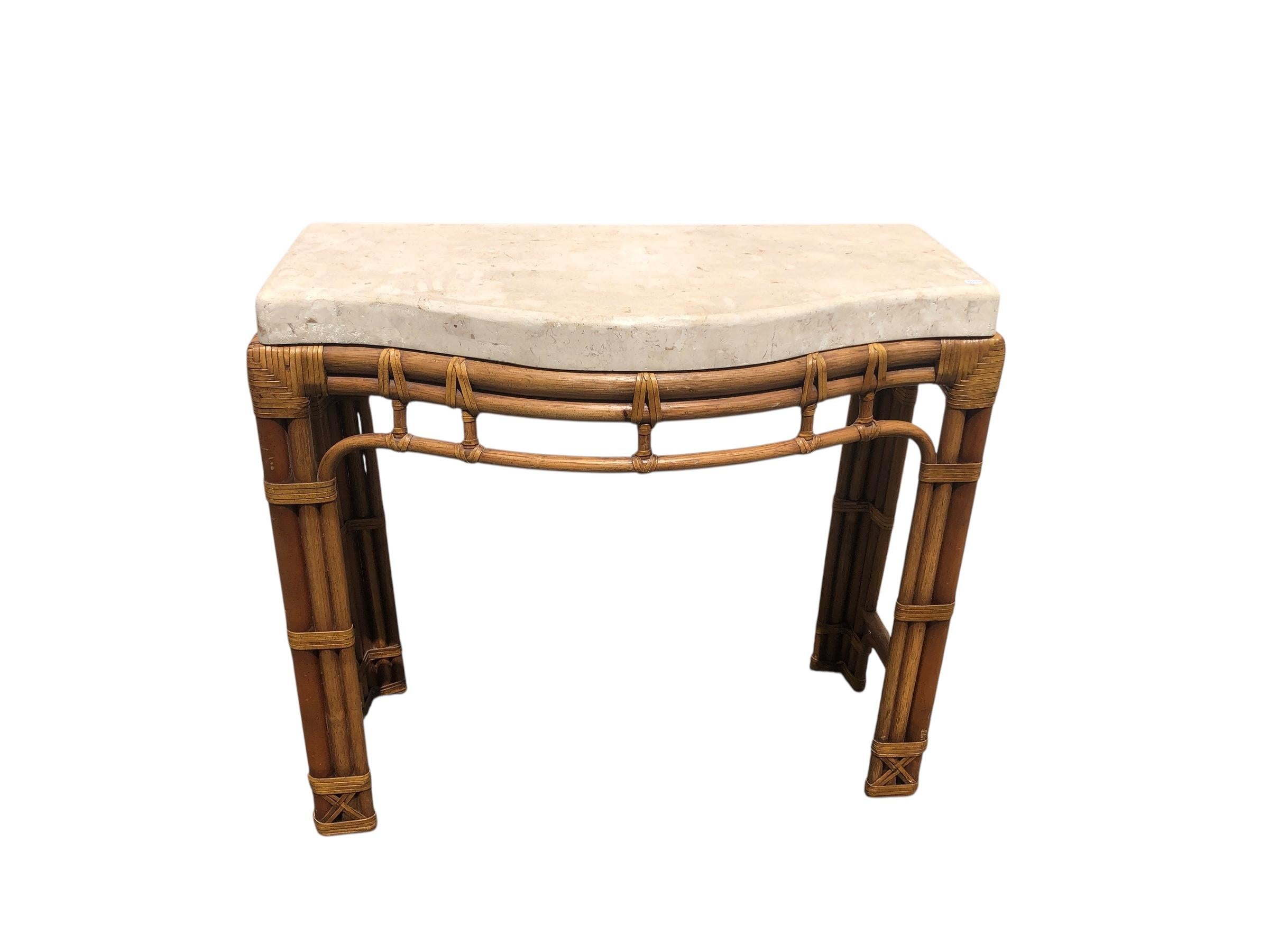 Console vintage en rotin serpentin avec plateau en fausse pierre. Construction en forme de serpentin avec une fausse pierre. Le rotin est enveloppé de cuir à la manière de John McGuire.
Veuillez nous contacter pour des options d'expédition
