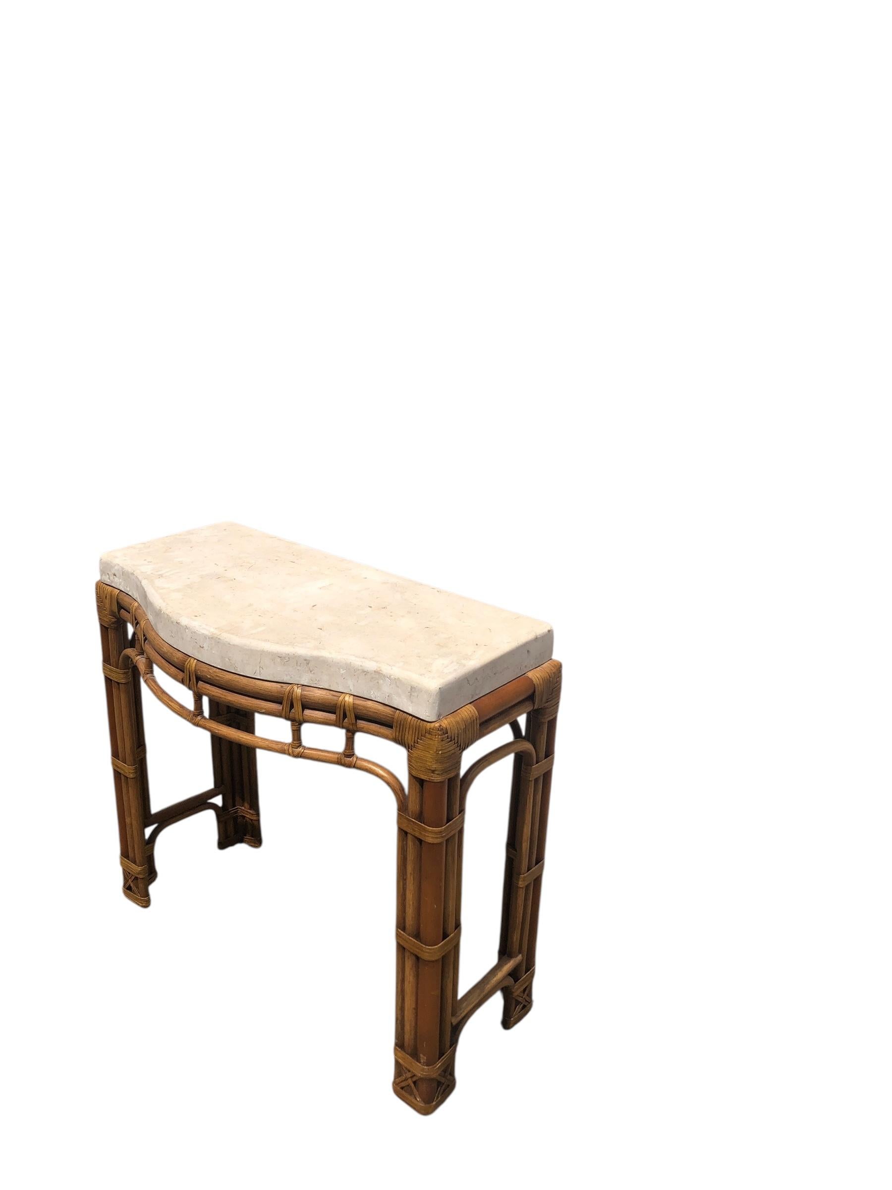 Mid-Century Modern Console vintage en rotin serpentin avec plateau en fausse pierre en vente