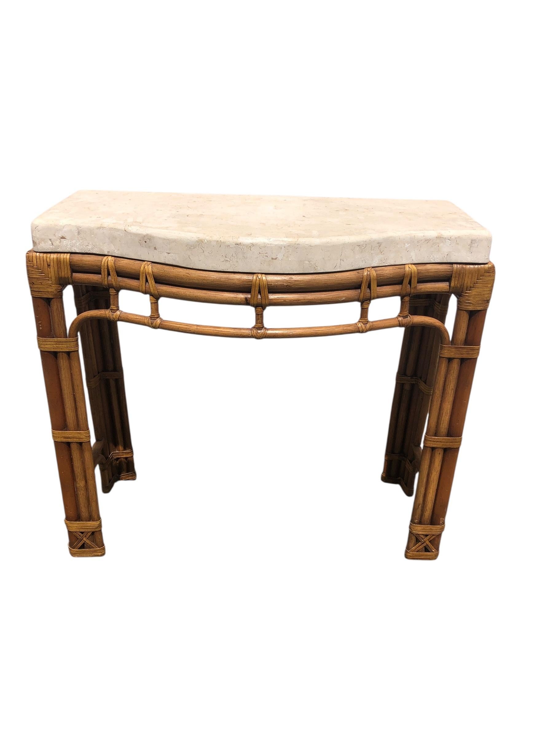 Philippin Console vintage en rotin serpentin avec plateau en fausse pierre en vente