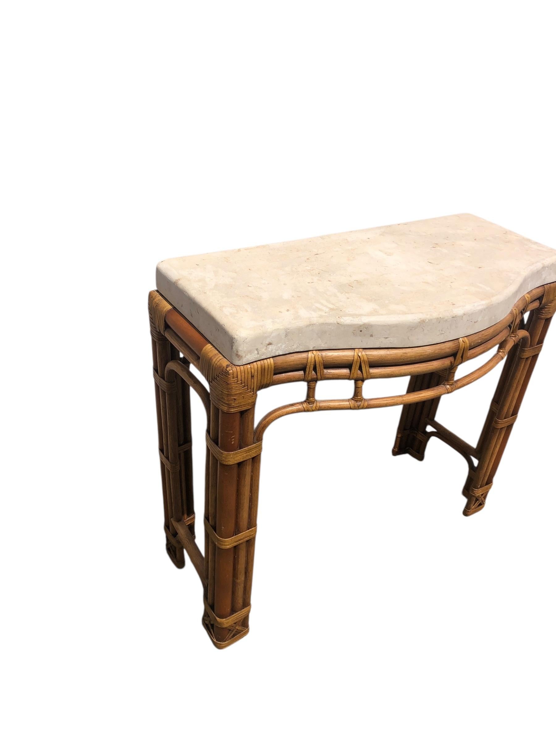 Console vintage en rotin serpentin avec plateau en fausse pierre Bon état - En vente à Chapel Hill, NC