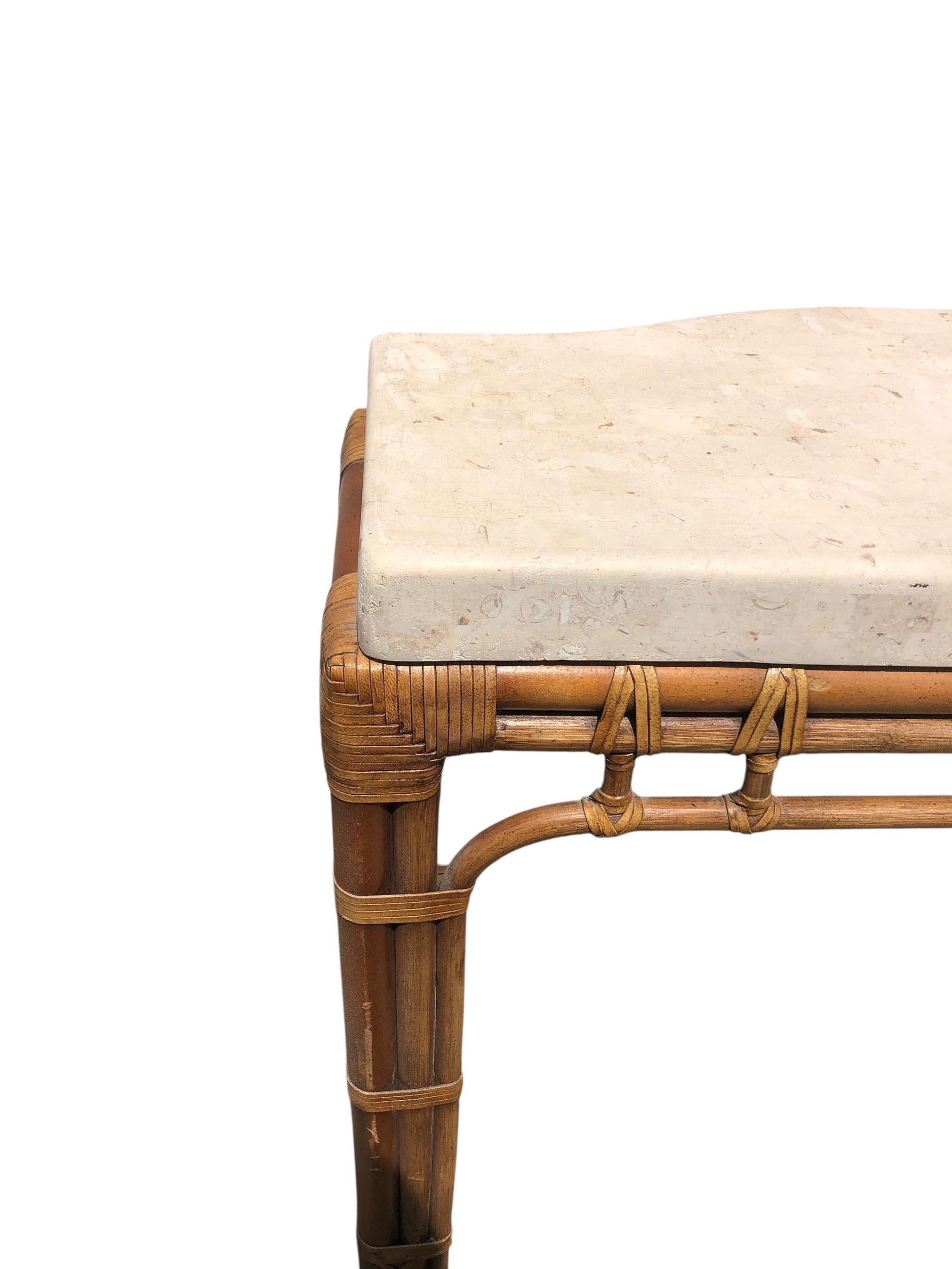 Fin du 20e siècle Console vintage en rotin serpentin avec plateau en fausse pierre en vente