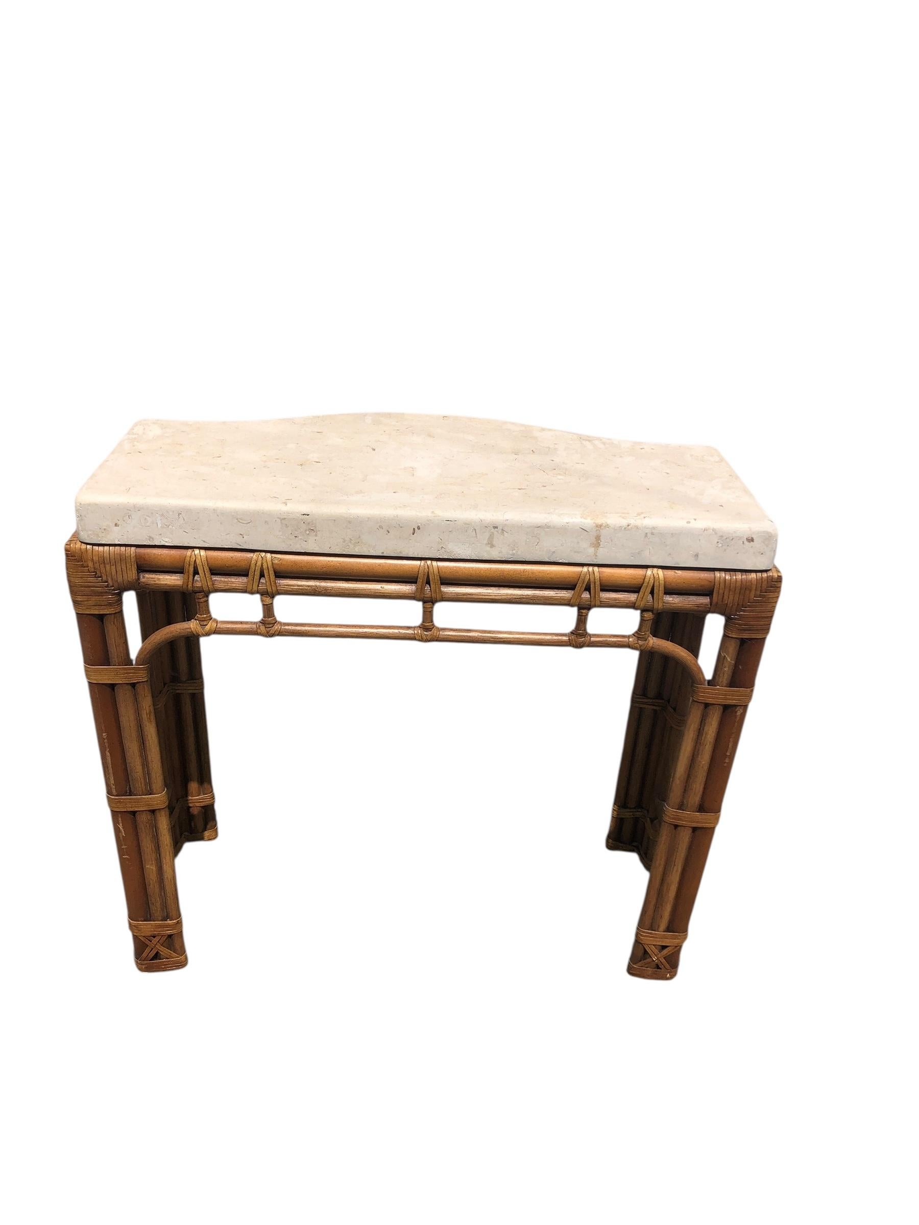 Cuir Console vintage en rotin serpentin avec plateau en fausse pierre en vente