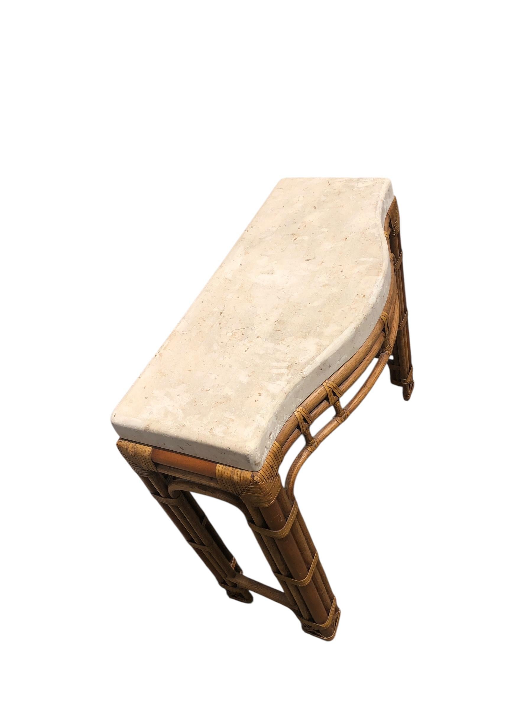 Console vintage en rotin serpentin avec plateau en fausse pierre en vente 1
