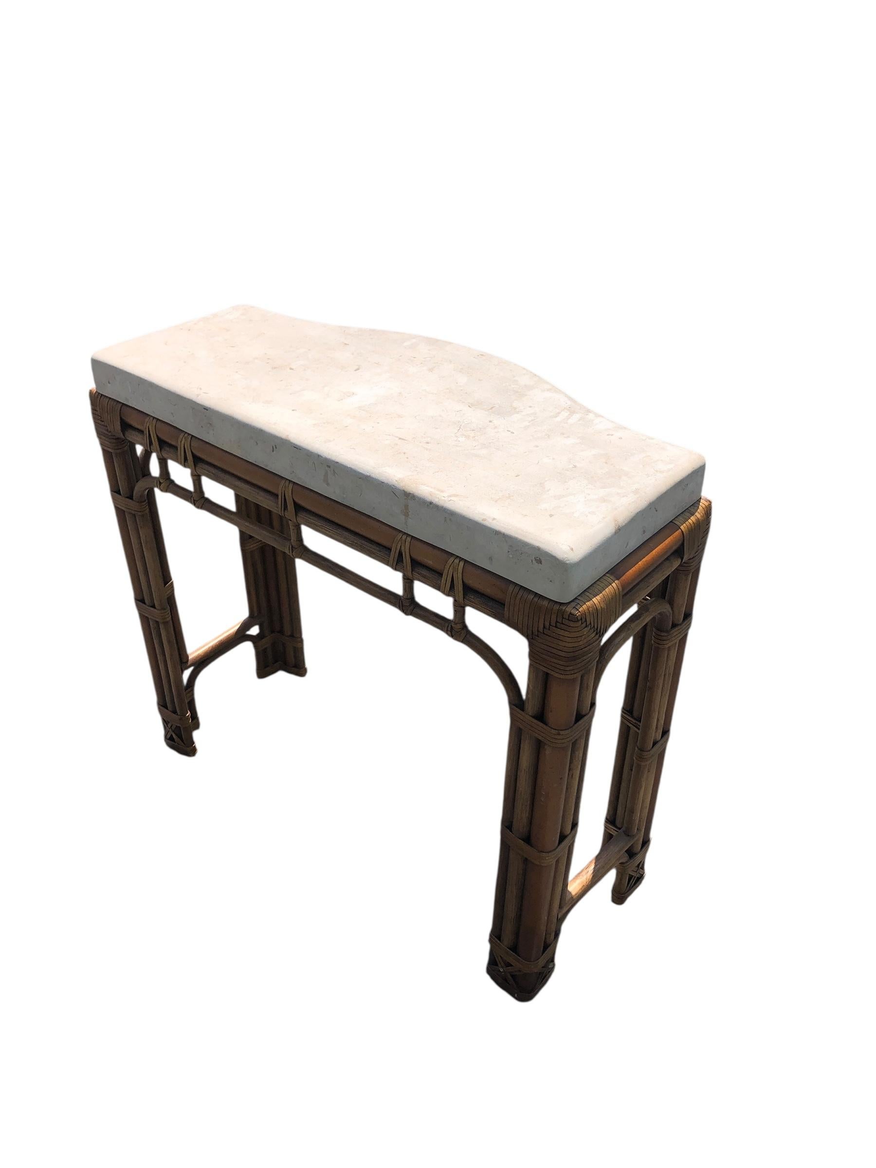 Console vintage en rotin serpentin avec plateau en fausse pierre en vente 2
