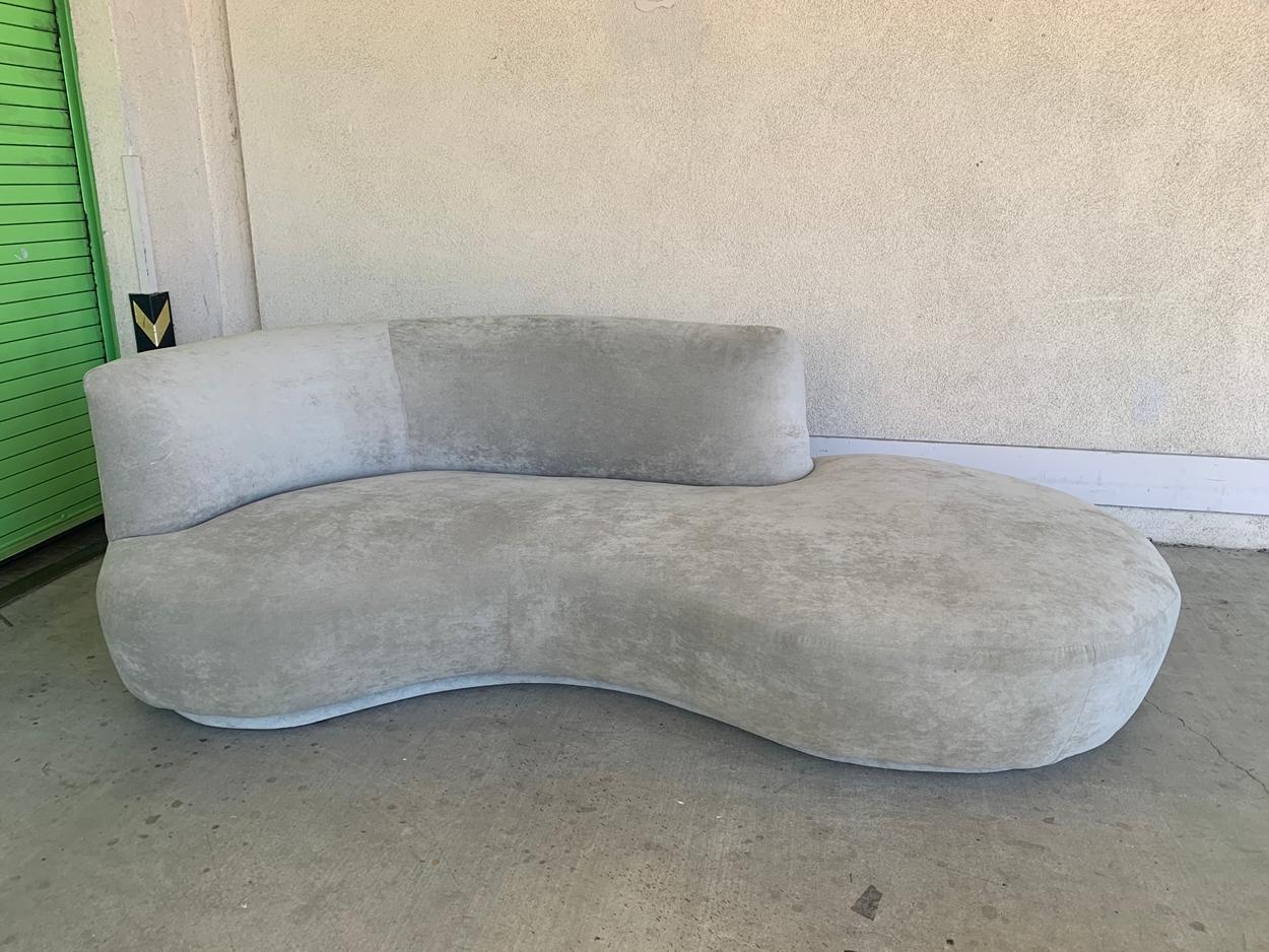 Unser exquisites Vintage-Serpentine-Sofa mit Sockel ist eine zeitlose Bereicherung für jeden Wohnbereich. Diese fesselnde graue Couch wurde mit viel Liebe zum Detail gefertigt und verbindet mühelos klassischen Charme mit modernem Komfort.

Dieses