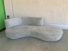 Vintage Serpentine Sofa mit Sockel