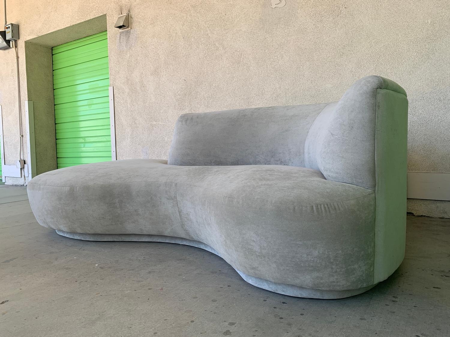 Vintage Serpentine Sofa with Plinth Base In Good Condition For Sale In Los Angeles, CA