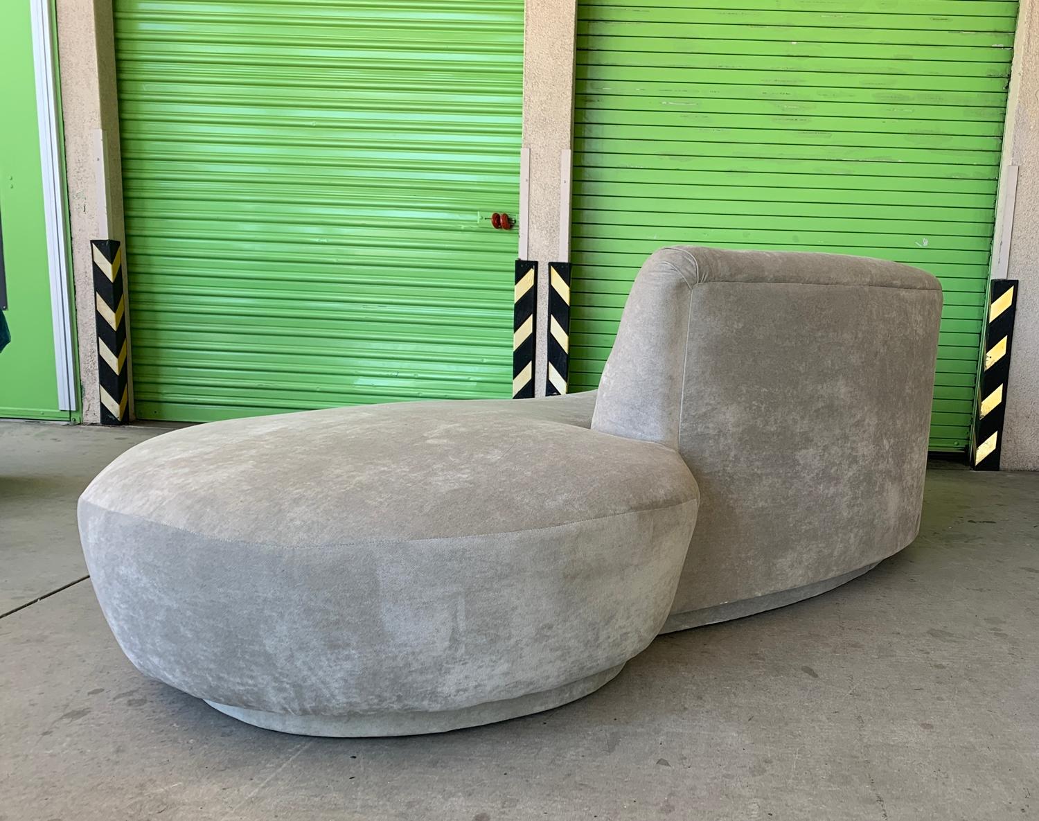 Vintage Serpentine Sofa with Plinth Base For Sale 1