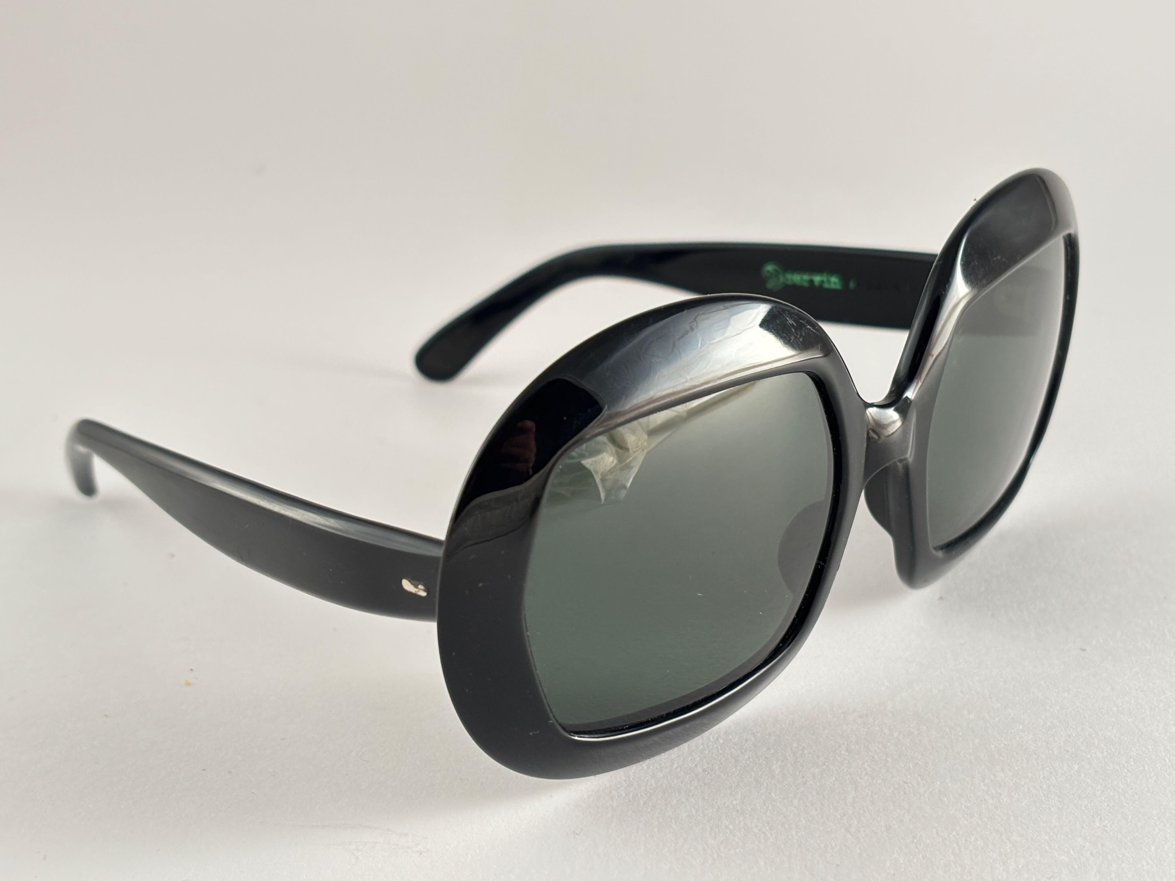 Vintage Servin Deep Black Oversized 1970'S Sonnenbrille Made in Spain.

Dieses Paar haben kleinere Verschleiß auf sie durch fast 60 Jahre der Lagerung.  


Vorderseite : 14 Zentimeter
Linse Höhe : 4 cm
Linse Breite : 5.5 cm
Bügel : 12,5 cm





