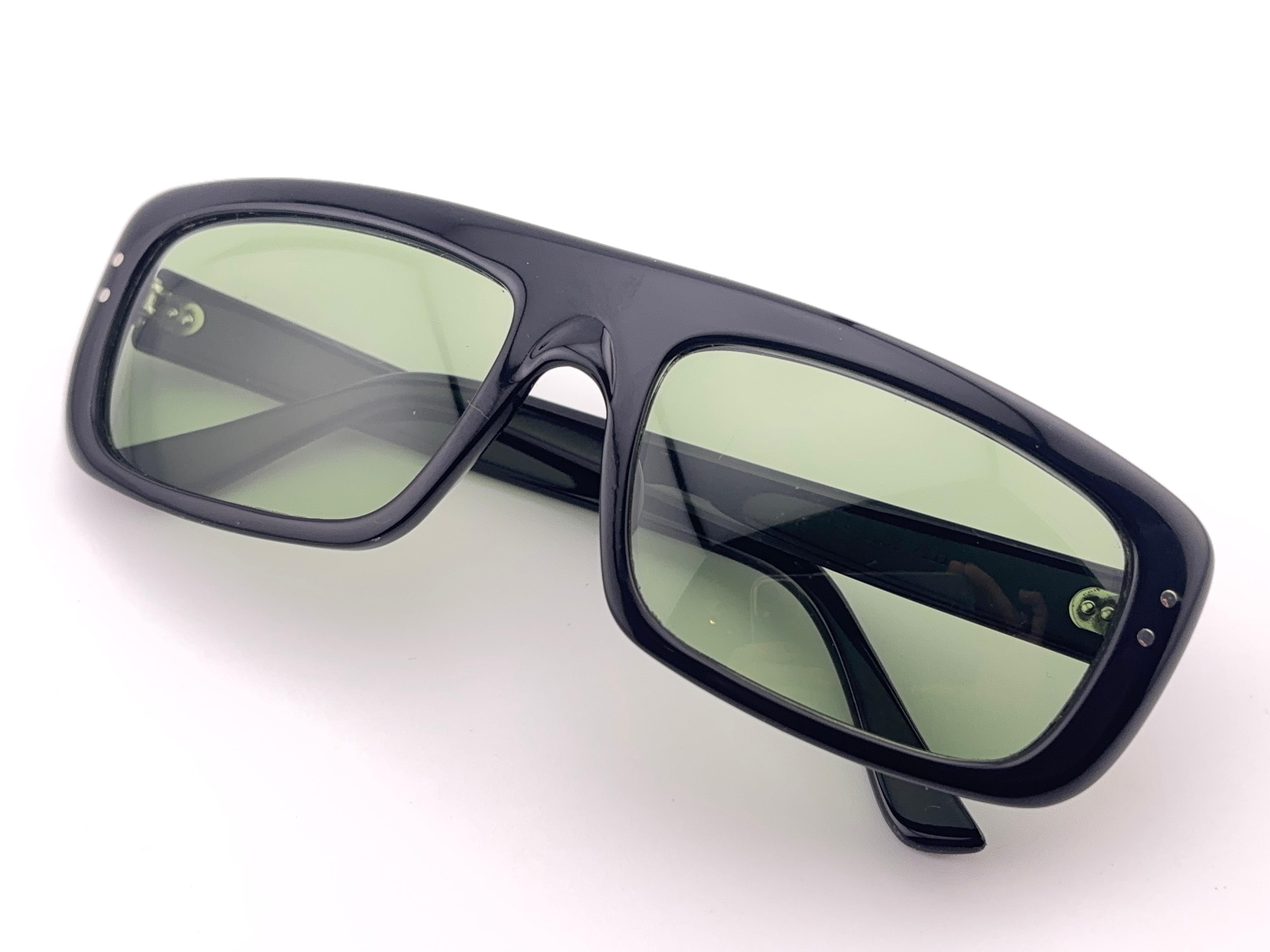 Vintage By Cadre large noir, Lentilles vert clair.

Veuillez noter que cet article présente des signes d'usure sur la monture et des rayures mineures sur les lentilles.



Front : 14  Cms 
Hauteur de l'objectif : 3,5  Cms
Largeur de l'objectif : 5 