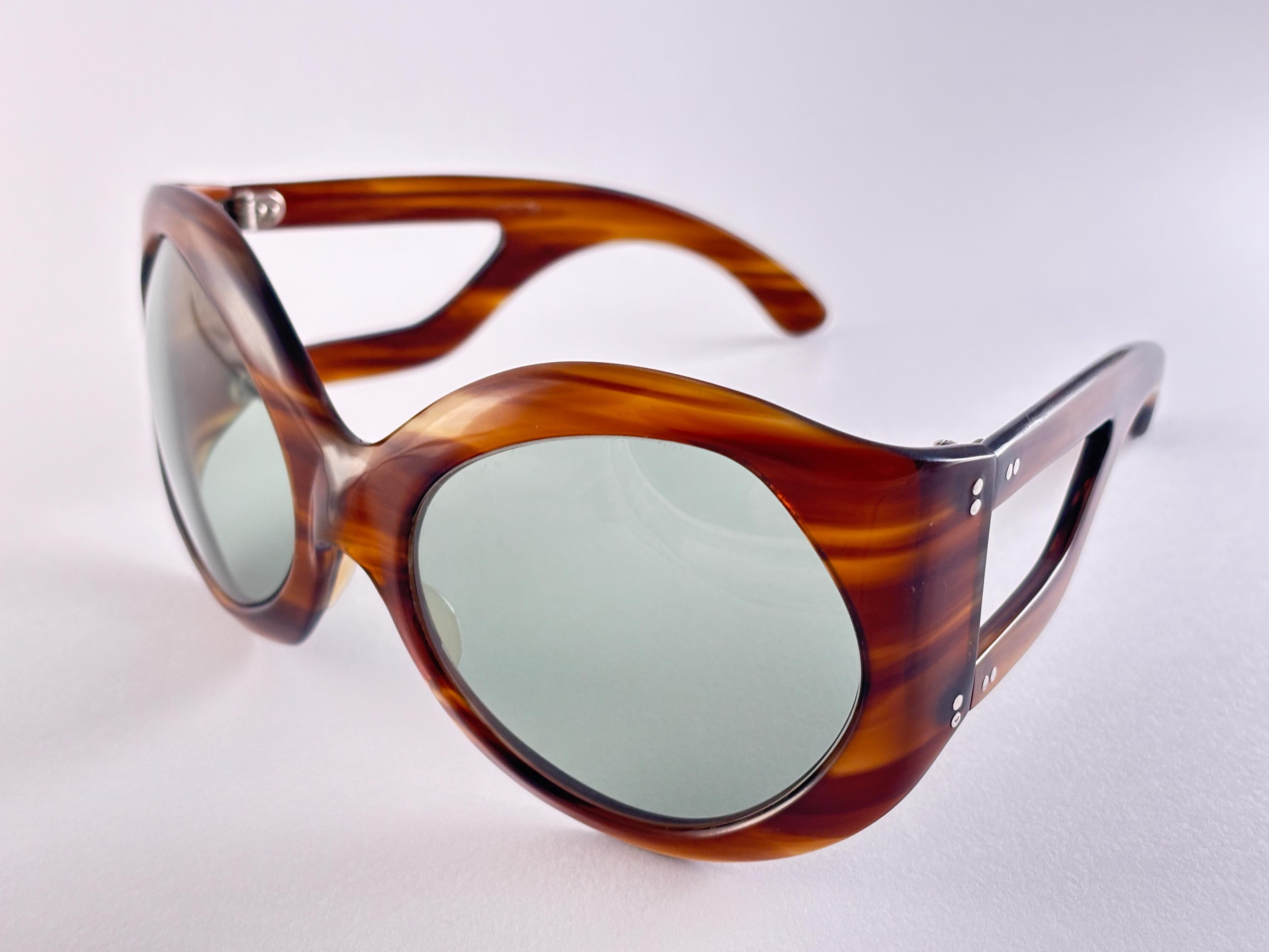Vintage Servin Oversized 1970'S Sunglasses Made In Spain.

This Pair Have Minor Wear On Them Due To To Nearly 60 Years Of Storage.  


Front : 15 Cms
Lens Height : 4.5 Cms
Lens Width : 5.5 Cms
Temples : 11 Cms





