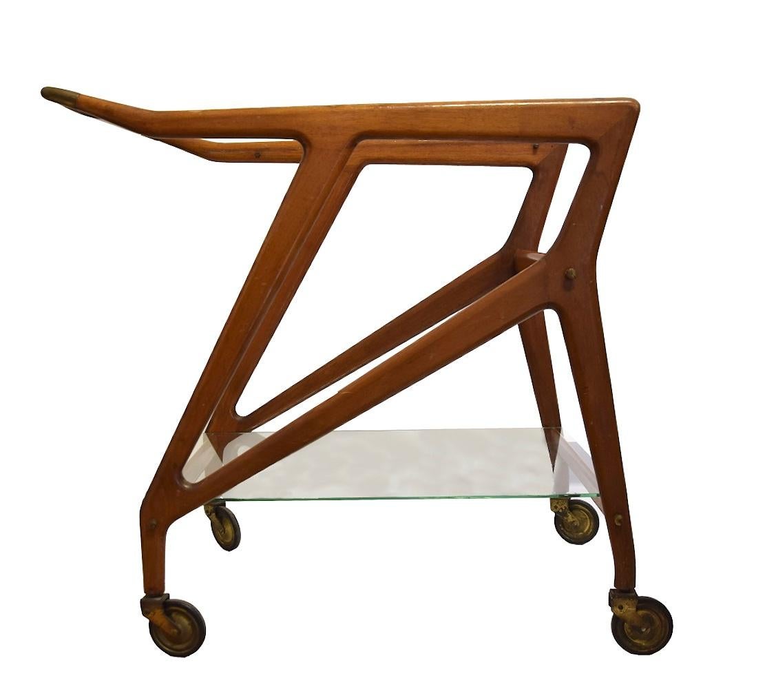 Ce chariot de service vintage est une pièce élégante de mobilier design fabriquée par Angelo De Baggis dans les années 1950, très probablement sur un projet d'Ico Parisi.

Char en bois avec deux étagères en verre. Un design épuré et
