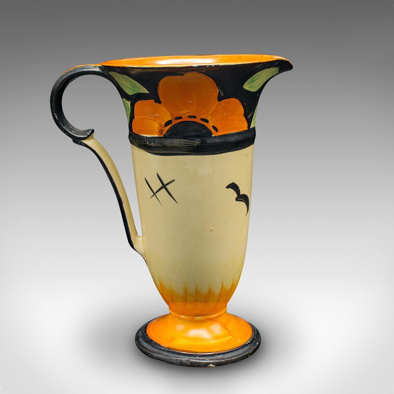 Dies ist eine alte Servierkanne. Ein englischer Keramikausgießer im Art-déco-Stil aus dem frühen 20. Jahrhundert, um 1930.

Lebendiger und ansprechender Krug mit wunderbarem Art-déco-Geschmack
Mit wünschenswerter Alterspatina und in gutem