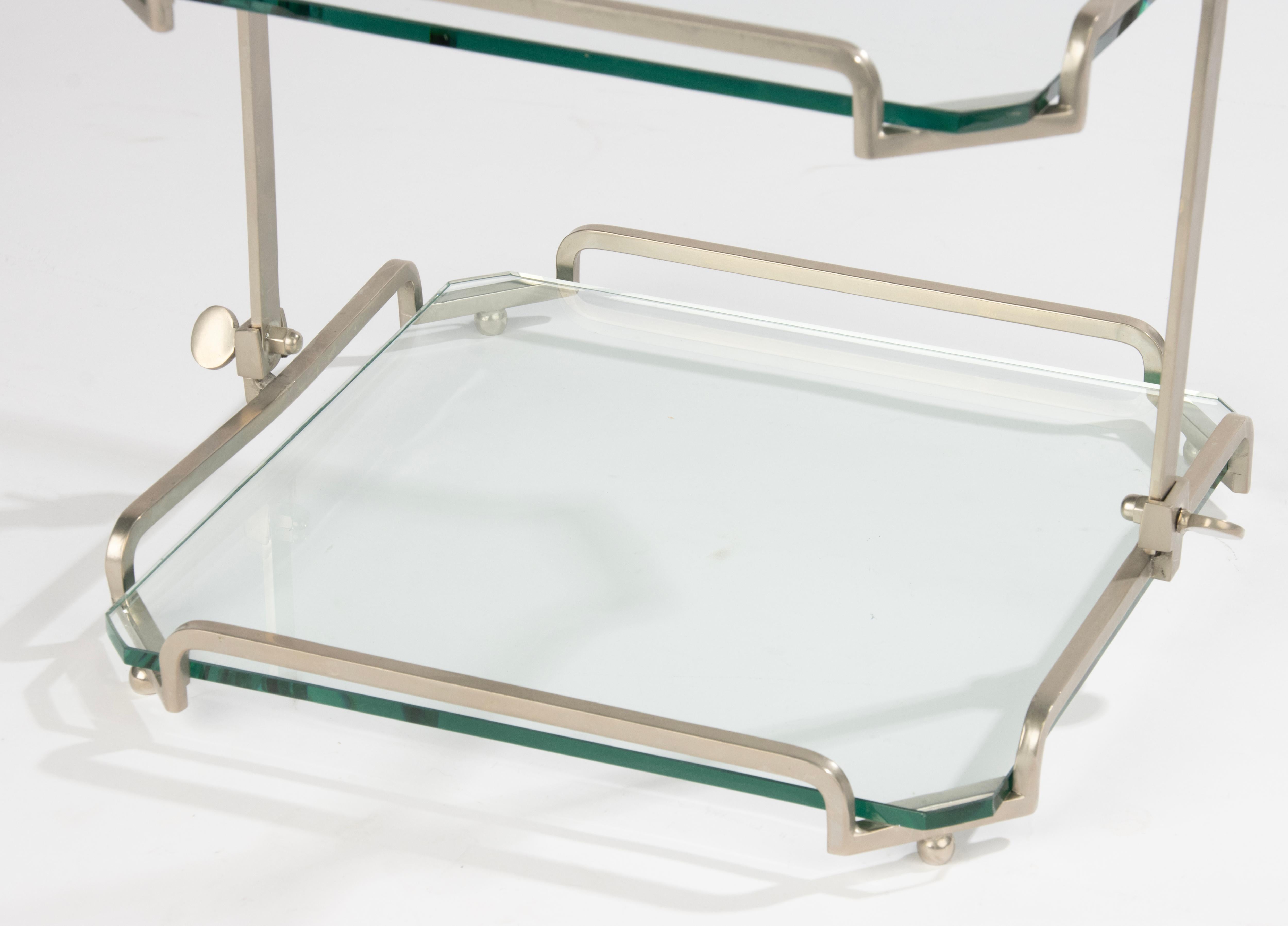 Vintage Servierständer - Zweistöckig - Metall und Glas - Bambusgriff im Angebot 1