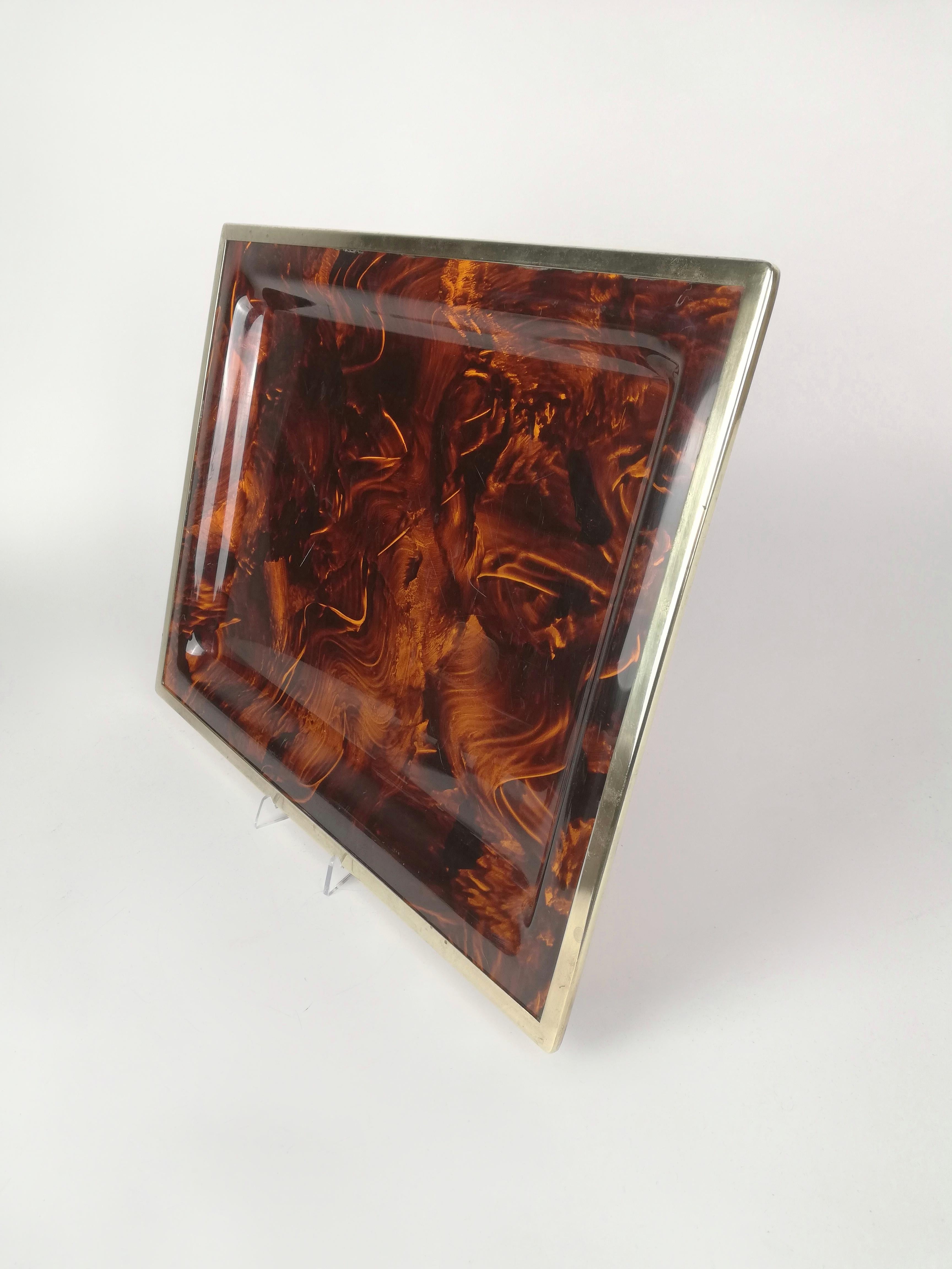 Very big Mid Century Modern Serving tray in the style of Romeo Rega productions.
It was made in Italy in the 1970 circa.
The tray has a rectangular shape made in faux tortoiseshell methacrylate,
embellished with a golden brass frame.
The