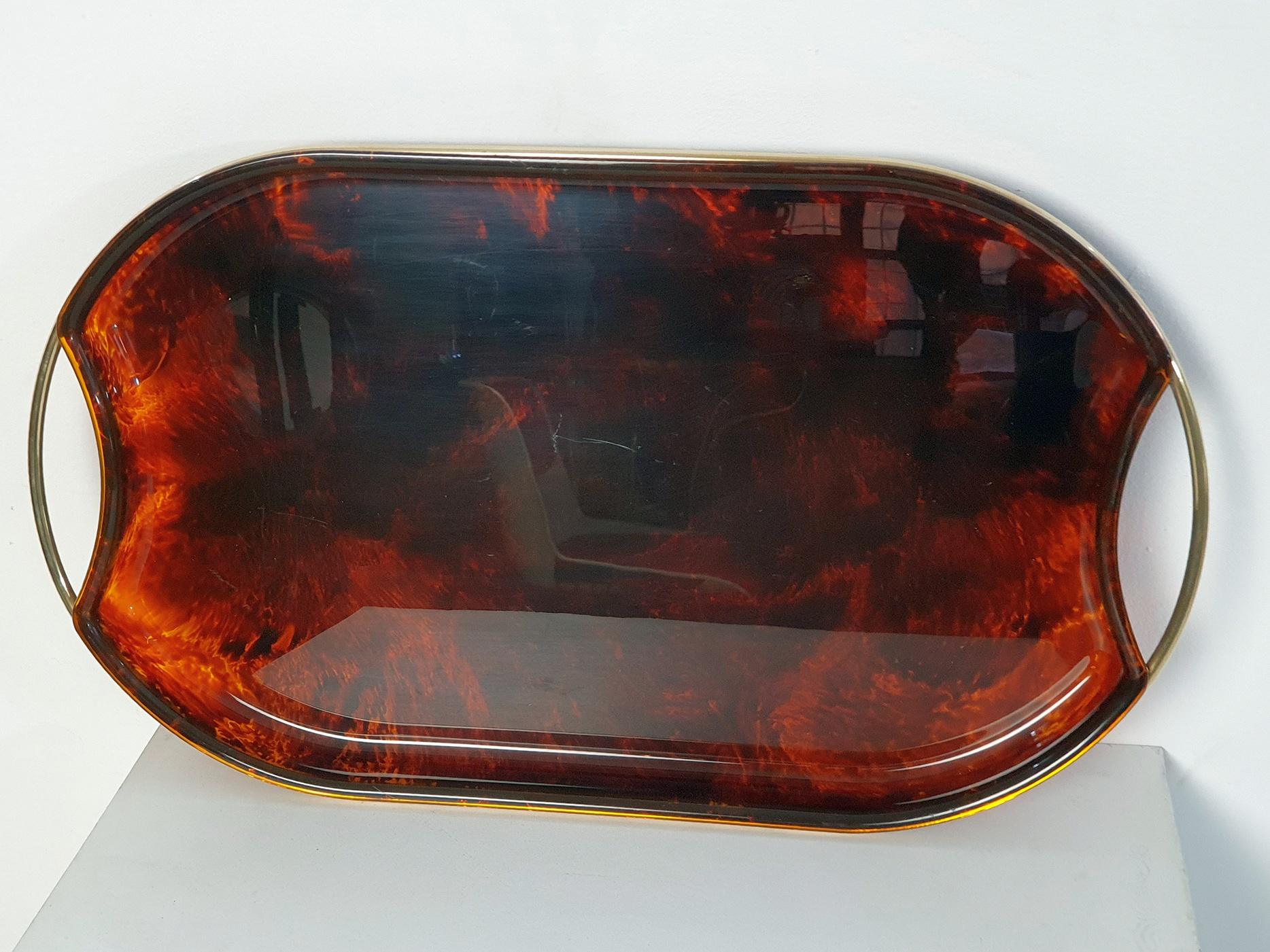 Italian oval vintage serving tray in Lucite with tortoise pattern and brass handles. Very good condition with minor scratches.