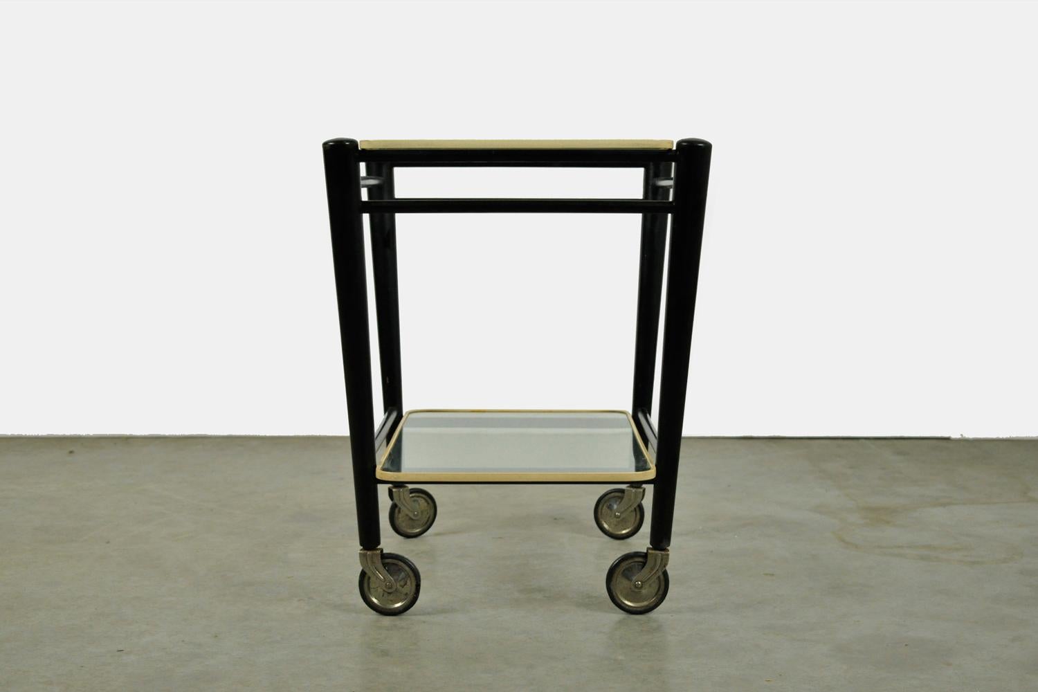 Vintage serving trolley by the former Dutch furniture manufacturer Coja, 1950s In Good Condition For Sale In Deventer, NL