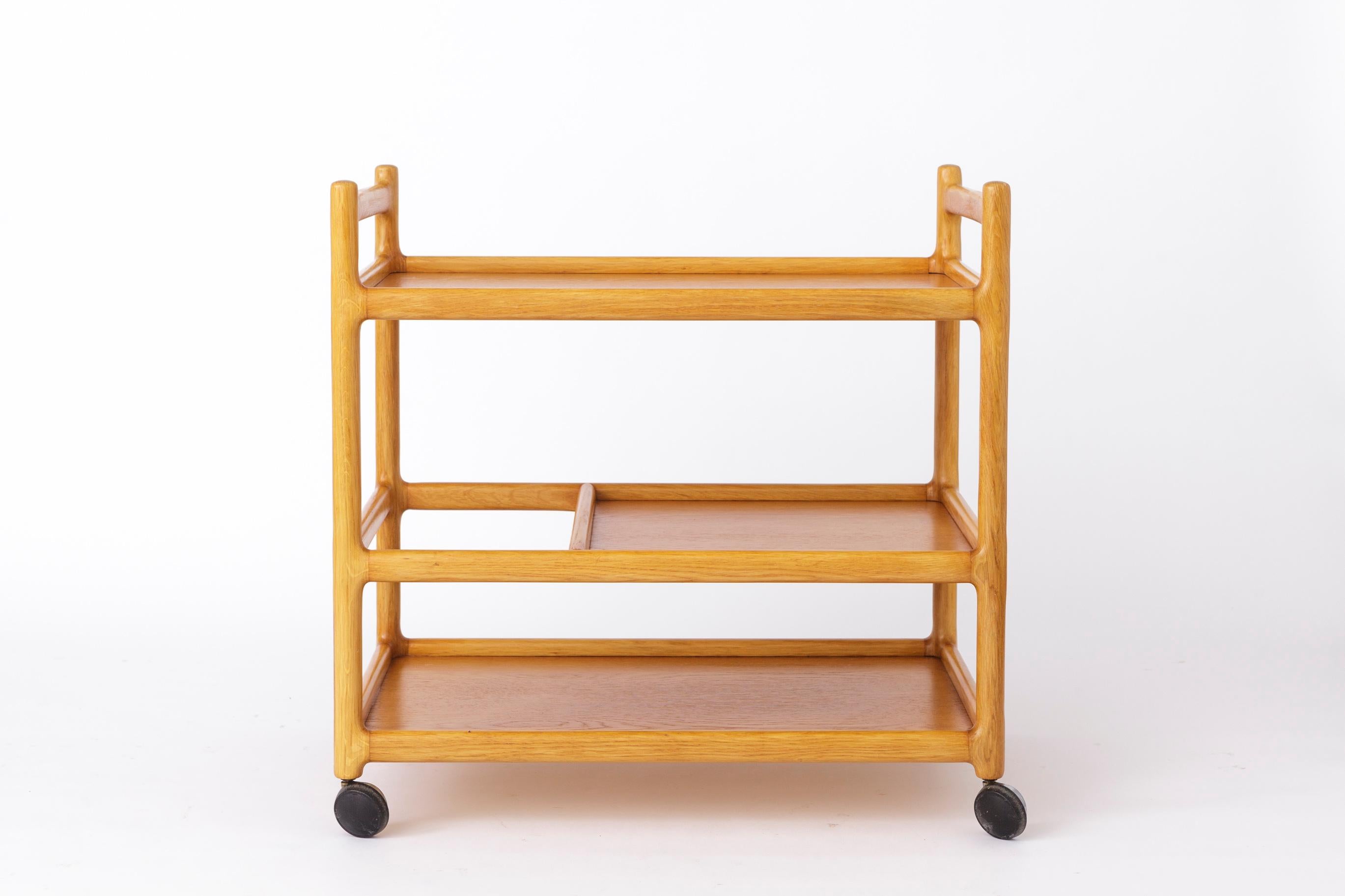 Chariot de service vintage - Style scandinave

Un charmant chariot de service vintage, probablement d'origine danoise. Le fabricant est inconnu et la pièce n'est pas marquée.

	•	MATERIAL : Cadre en chêne robuste, entièrement remis à neuf et traité