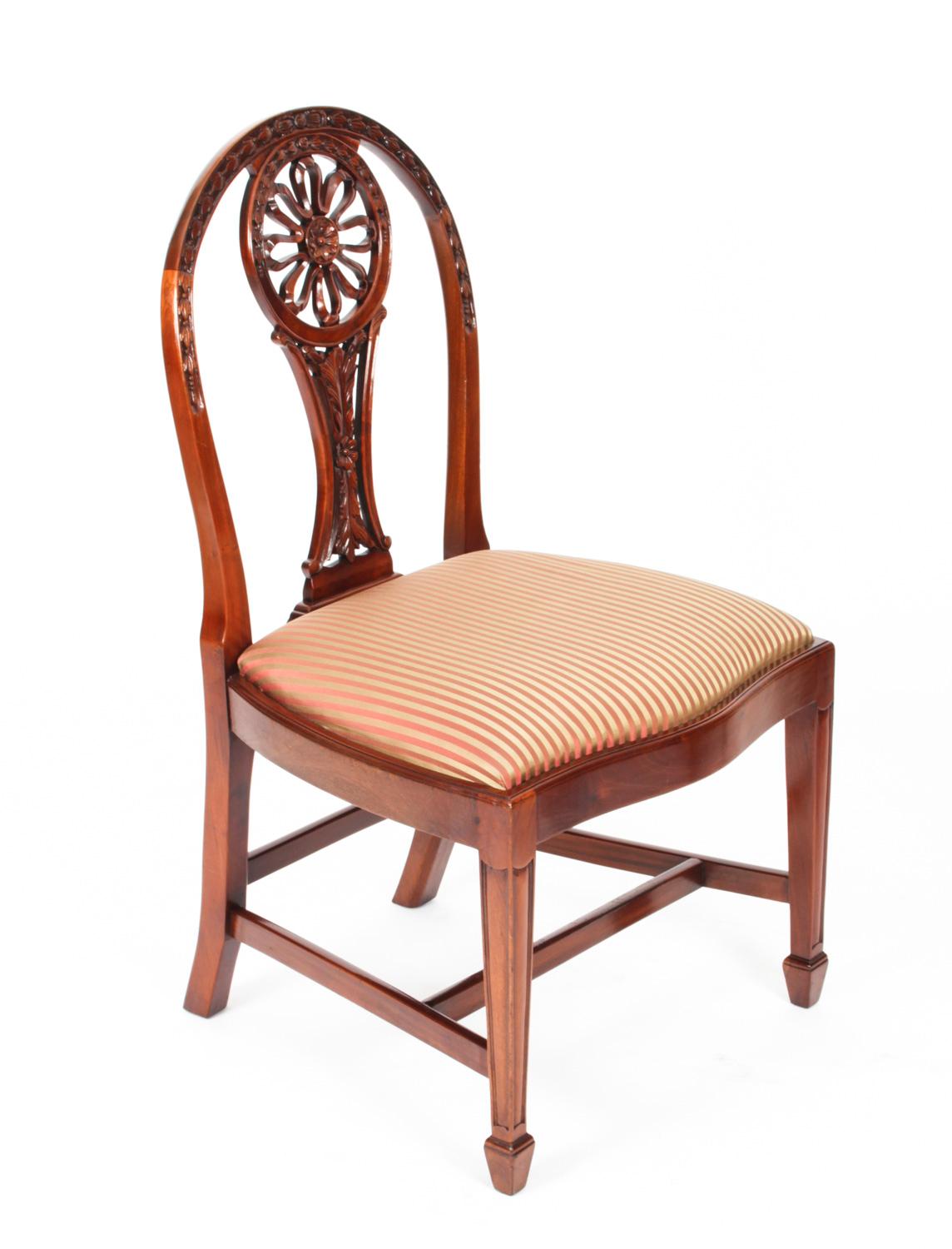 Il s'agit d'un fantastique ensemble anglais vintage de dix chaises à manger en acajou de style néo-Hepplewhite, datant du milieu du 20e siècle....
 
L'ensemble comprend dix chaises d'appoint, les dossiers ovales avec rondelle de soleil façonnée et