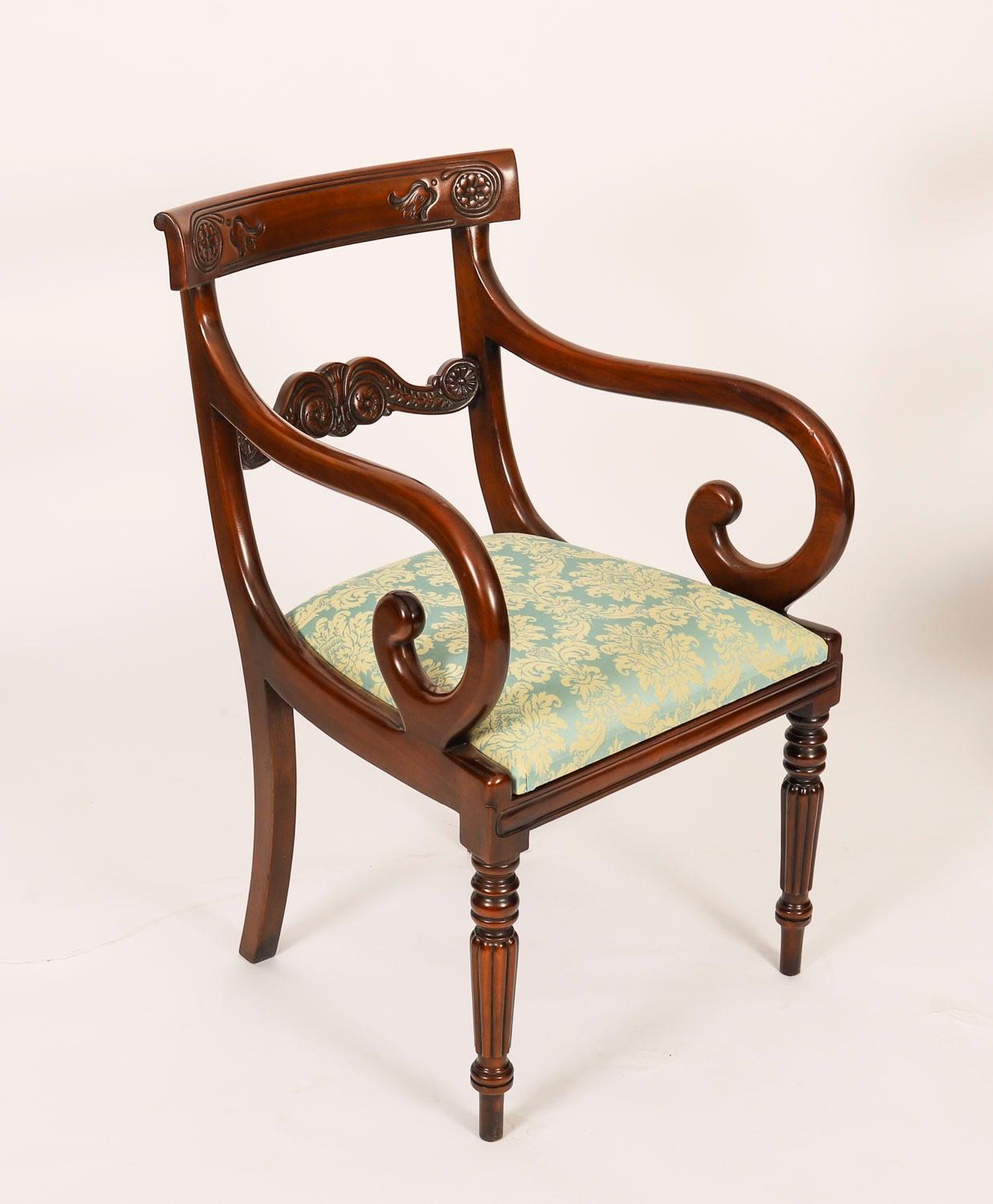 Un fantastico set vintage di dieci sedie da pranzo Bar Back in stile Regency Revival risalenti alla seconda metà del XX secolo.

Realizzato magistralmente a mano in un bellissimo mogano massiccio a fiamma, le finiture e l'attenzione ai dettagli sono