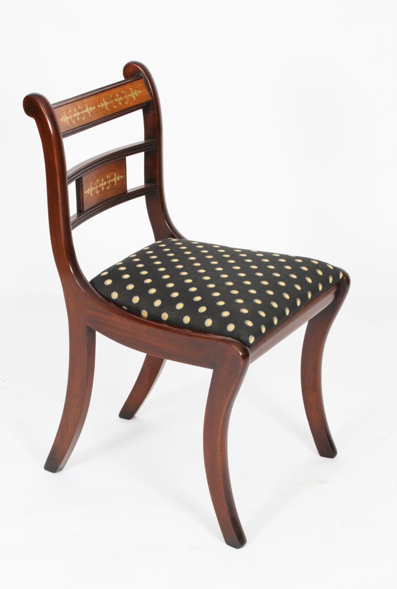 Ein absolut hervorragender englischer Vintage-Satz von zehn Esszimmerstühlen mit Messingintarsien im Regency-Revival-Stil aus dem späten 20.

Diese Stühle wurden in meisterhafter Handarbeit aus massivem, durchgehend geflammtem Mahagoni gefertigt,