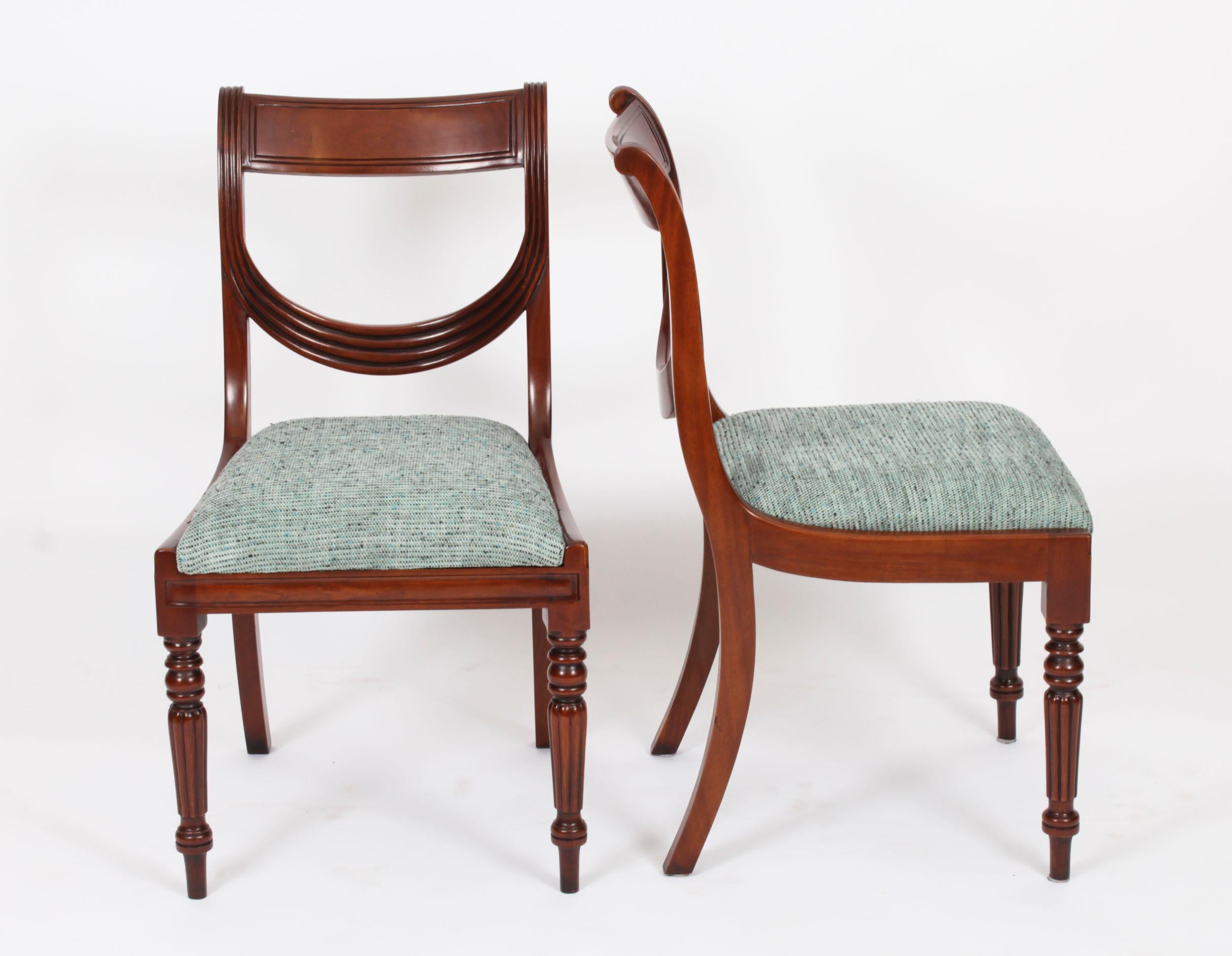 Ein entzückendes Vintage-Set von zehn  prächtige Esszimmerstühle mit Rückenlehne, aus der zweiten Hälfte  des 20. Jahrhunderts.

Die meisterhafte Verarbeitung von massivem Mahagoni und die Liebe zum Detail sind wirklich atemberaubend.

Das Set
