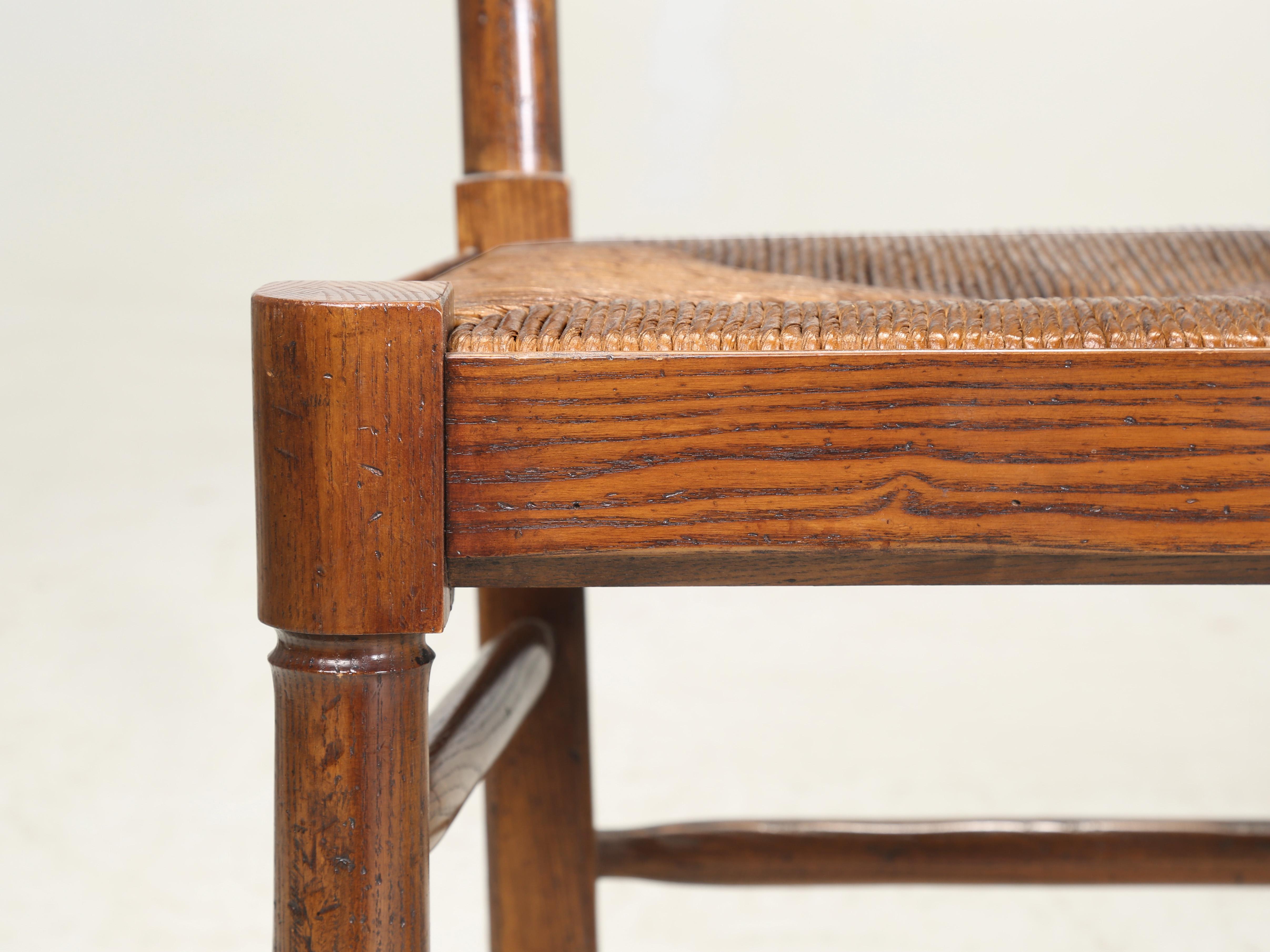 Vintage Set (10) Chaises de salle à manger en Oak massif avec dossier éclairant et sièges en jonc c1970's en vente 2