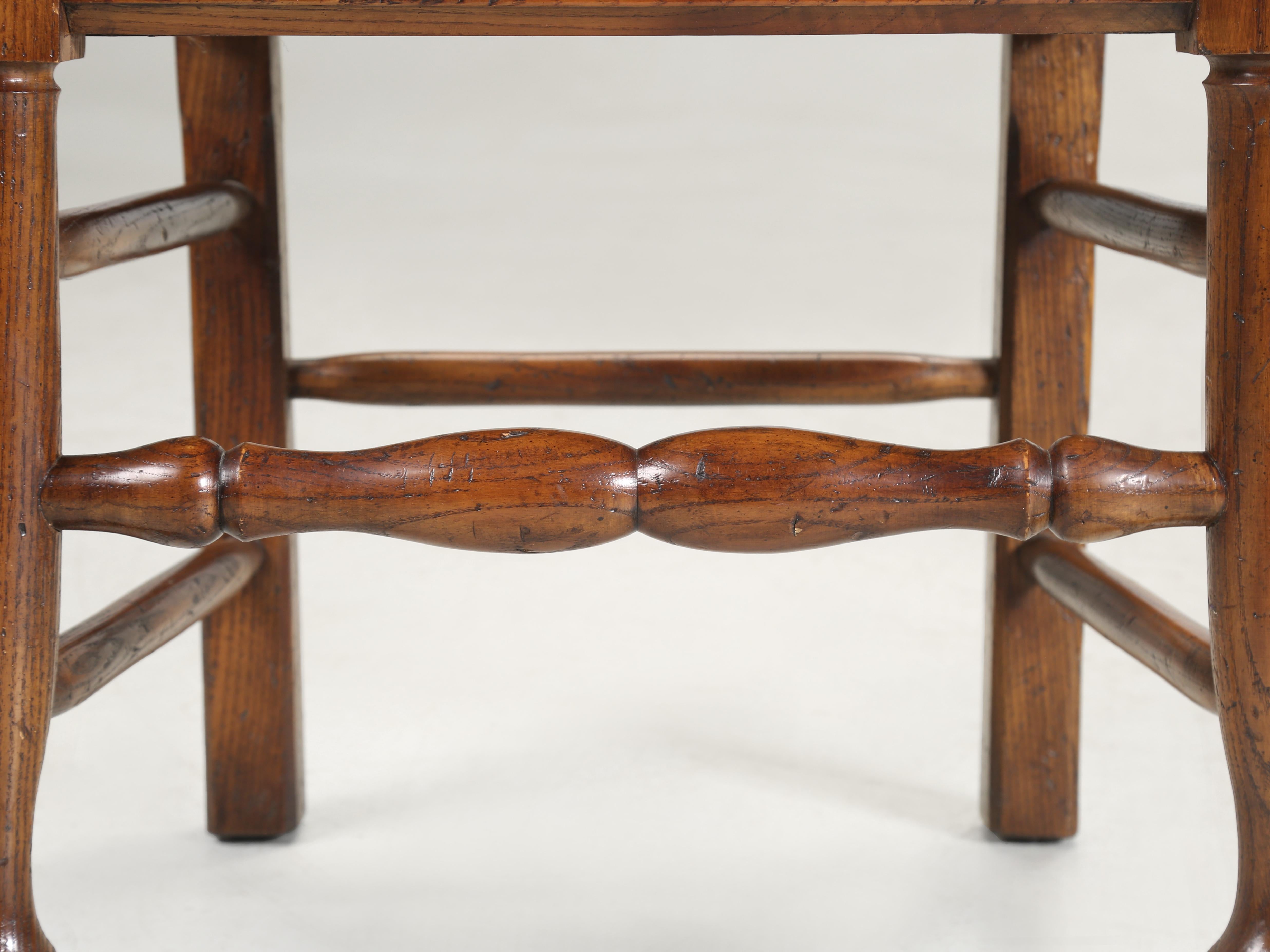 Vintage Set (10) Chaises de salle à manger en Oak massif avec dossier éclairant et sièges en jonc c1970's en vente 3