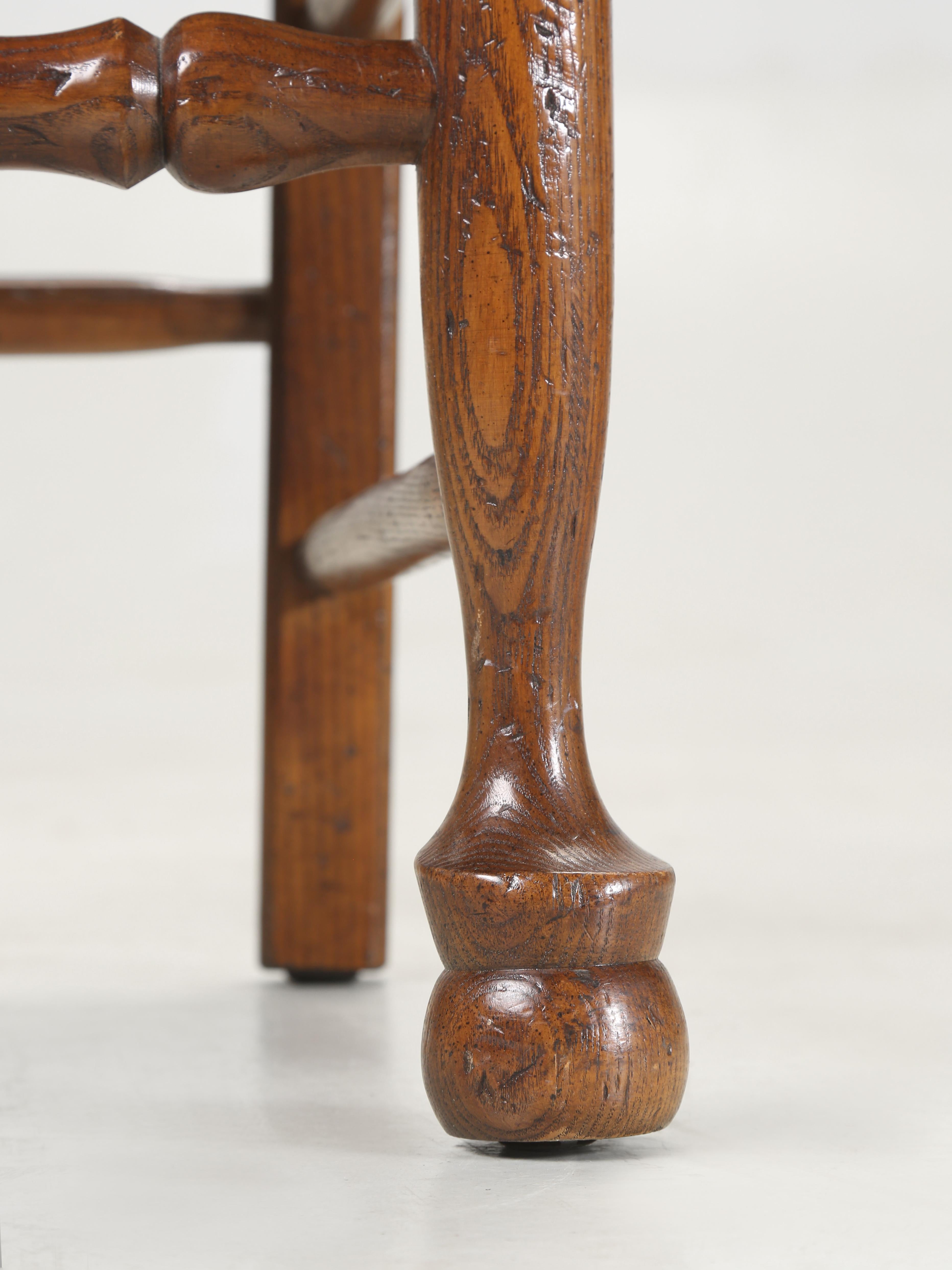 Vintage Set (10) Chaises de salle à manger en Oak massif avec dossier éclairant et sièges en jonc c1970's en vente 4